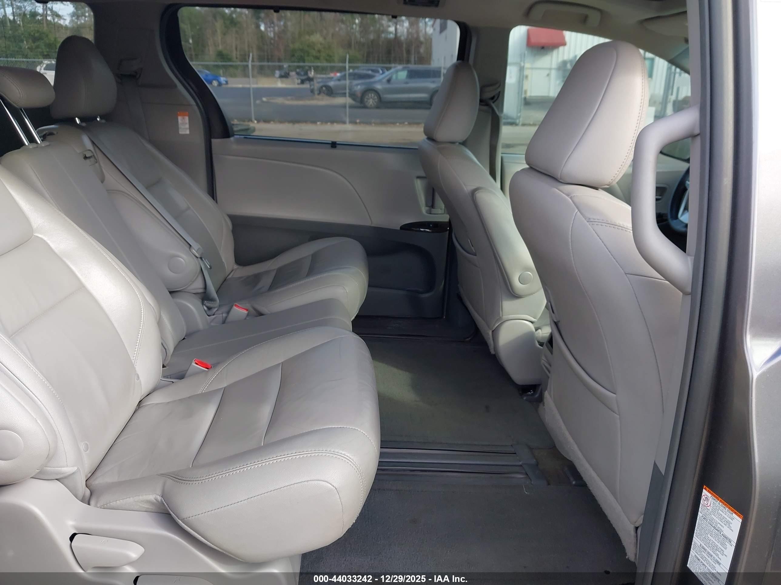 TOYOTA SIENNA image 8