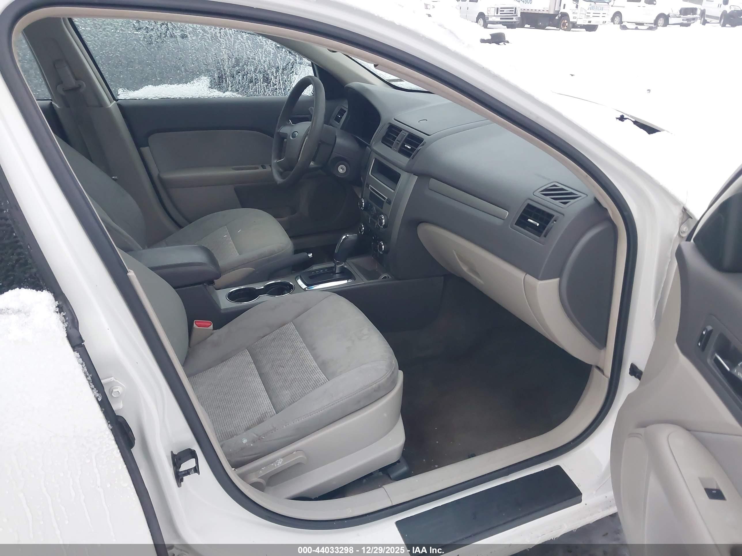 FORD FUSION image 5