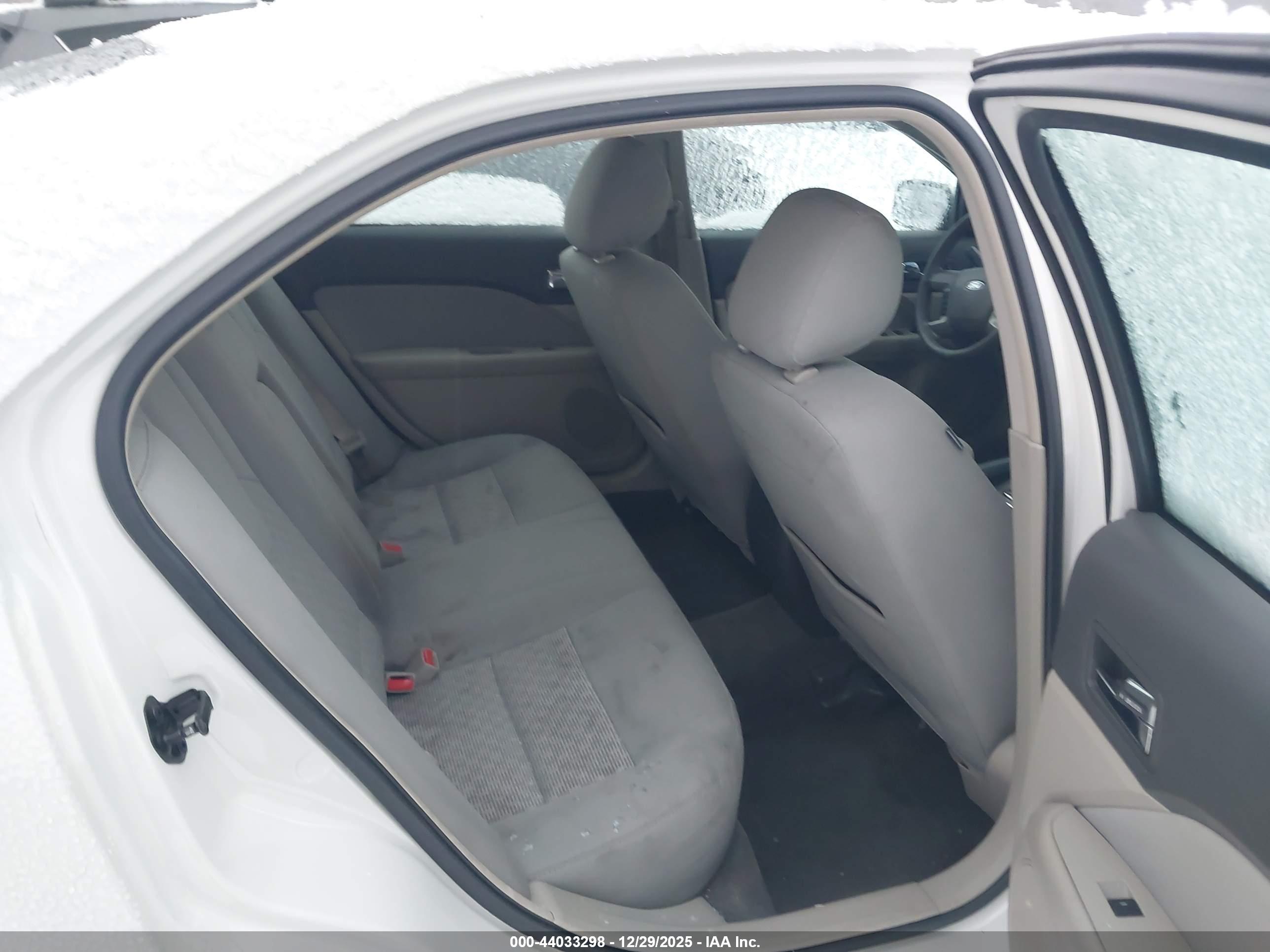 FORD FUSION image 8