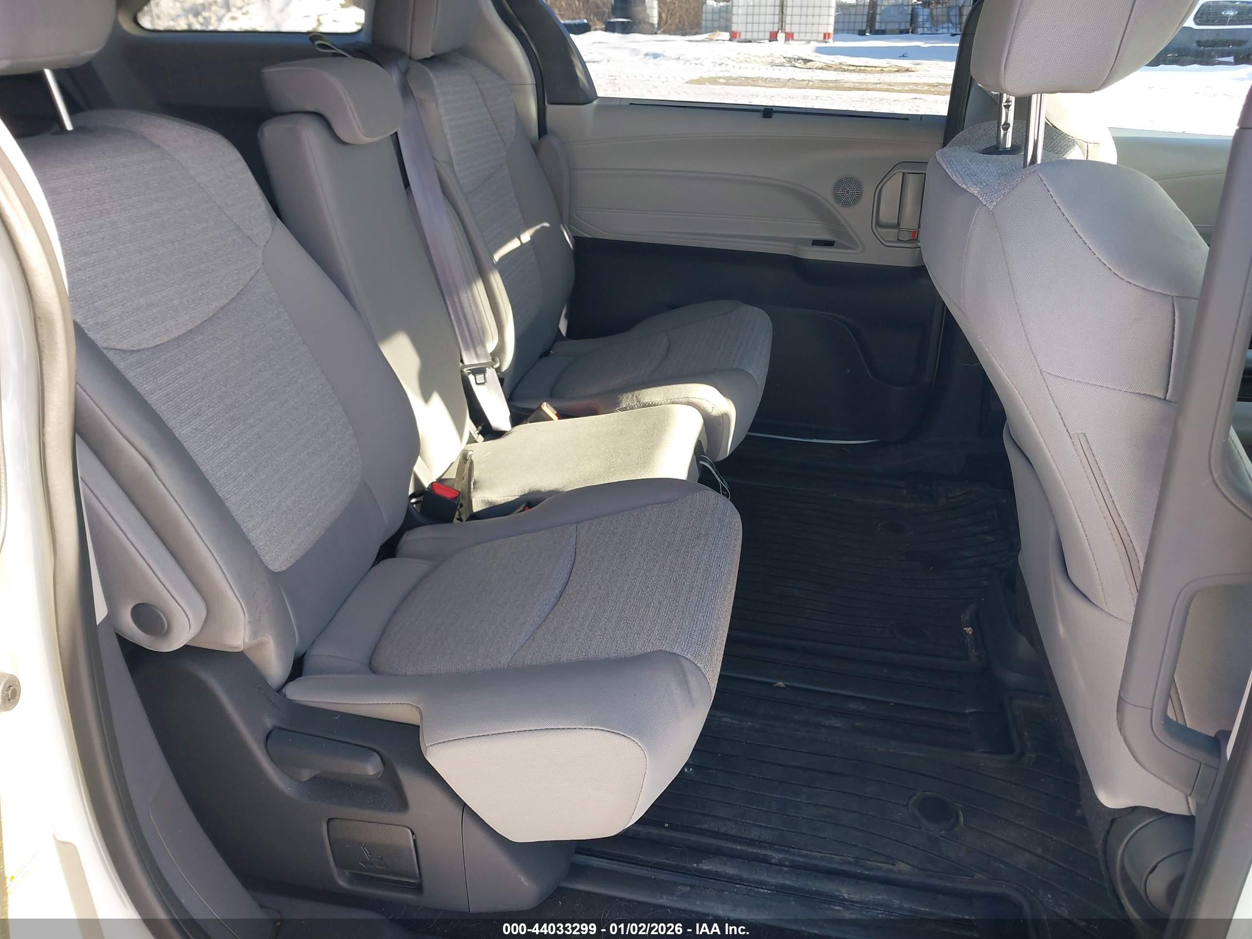 TOYOTA SIENNA image 8