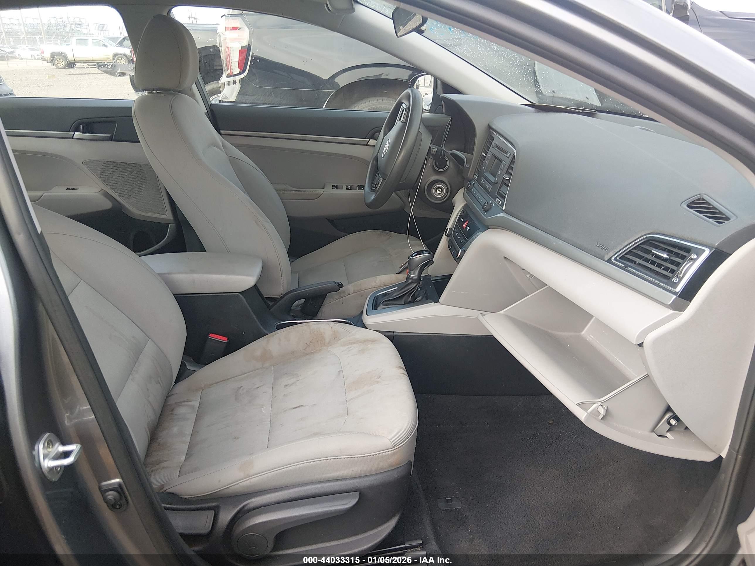 HYUNDAI ELANTRA image 5