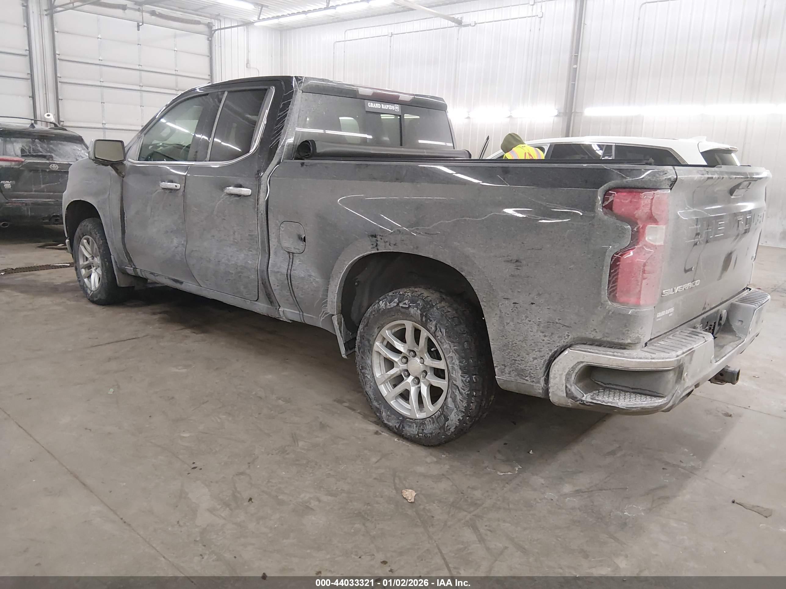 CHEVROLET SILVERADO image 3
