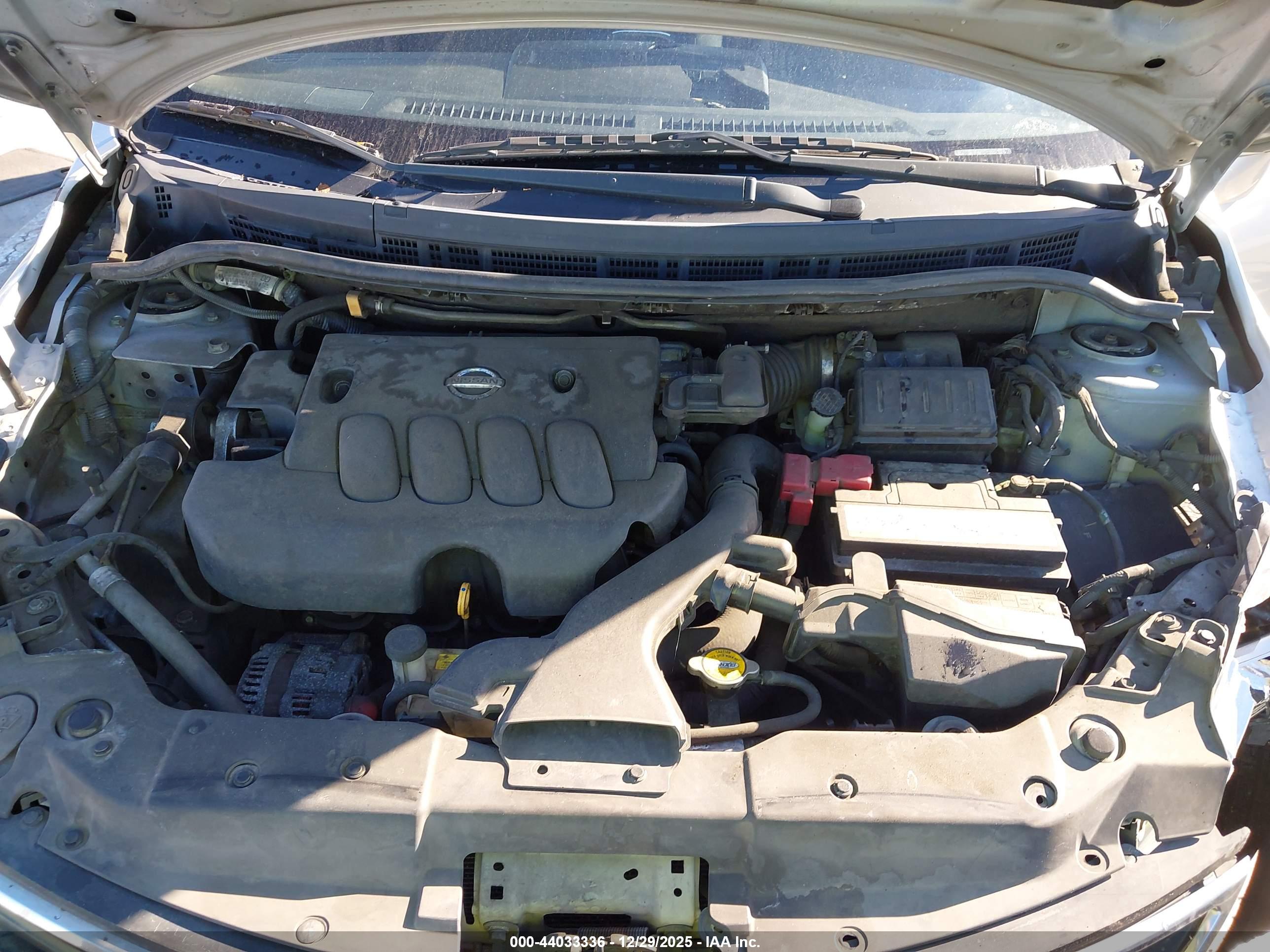 NISSAN VERSA image 10