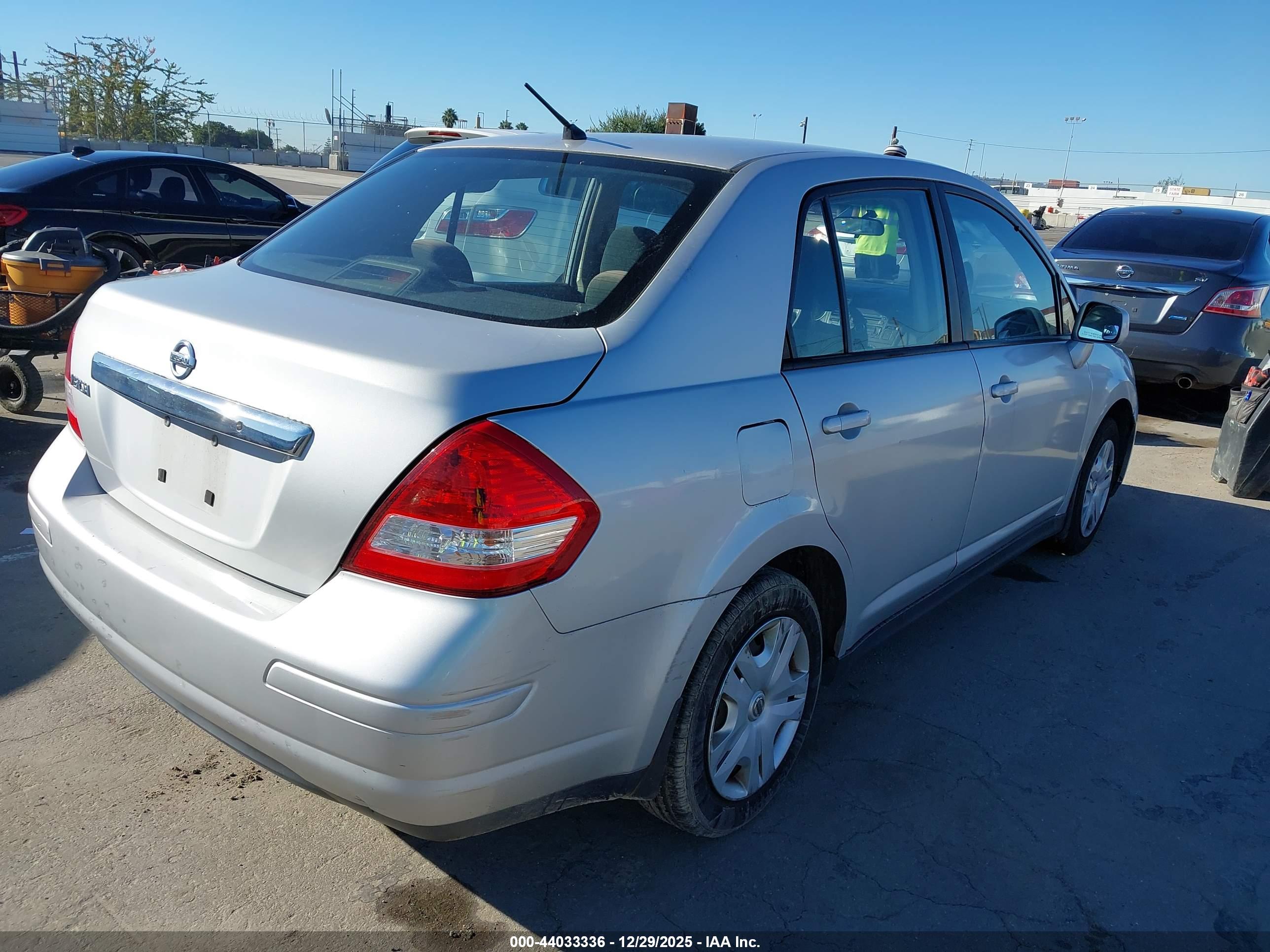 NISSAN VERSA image 4