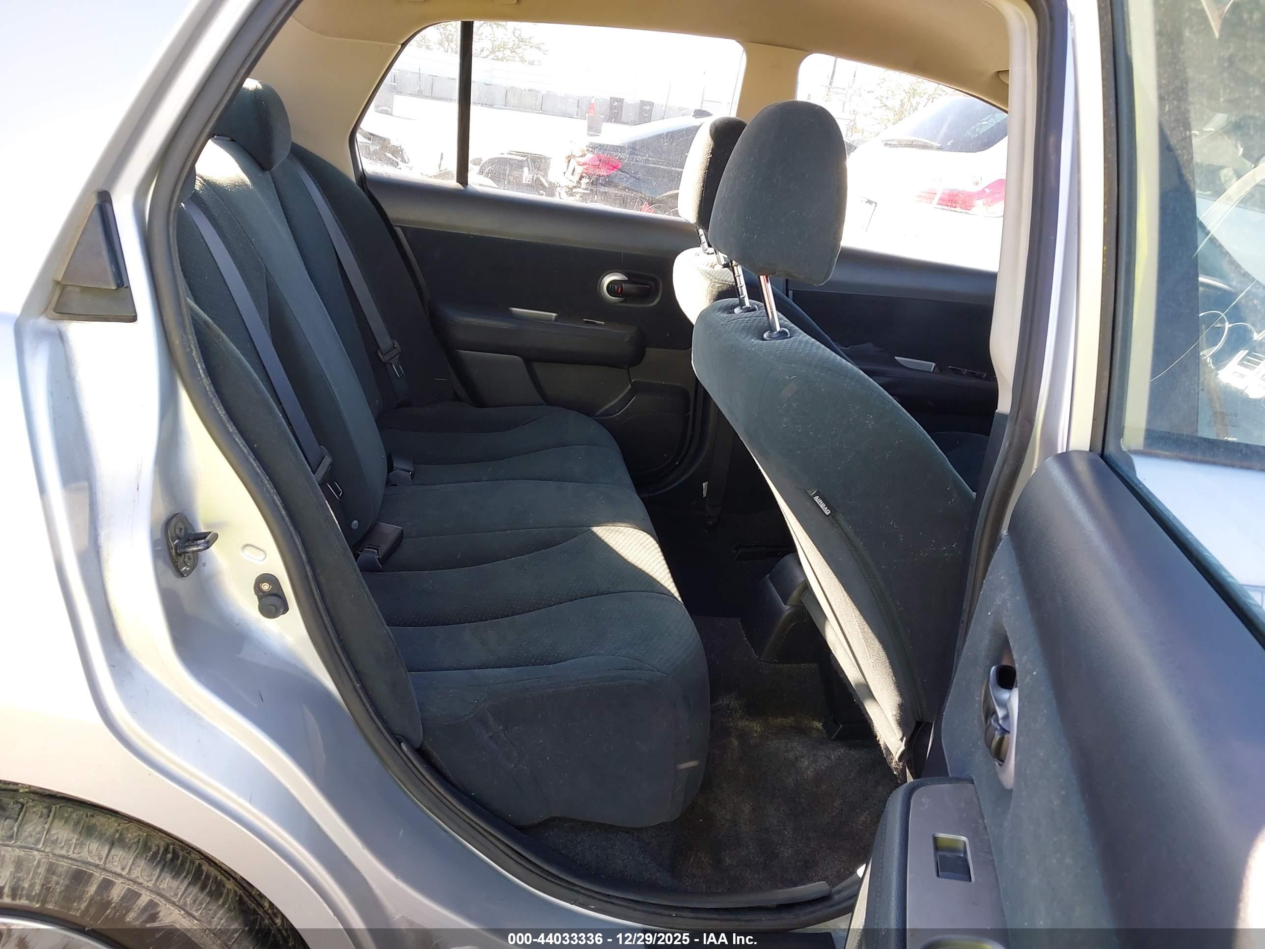 NISSAN VERSA image 8