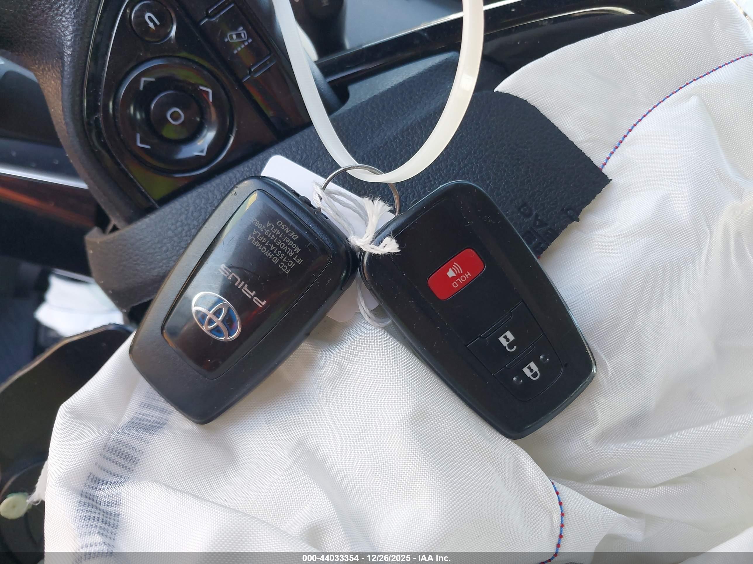 TOYOTA PRIUS image 11