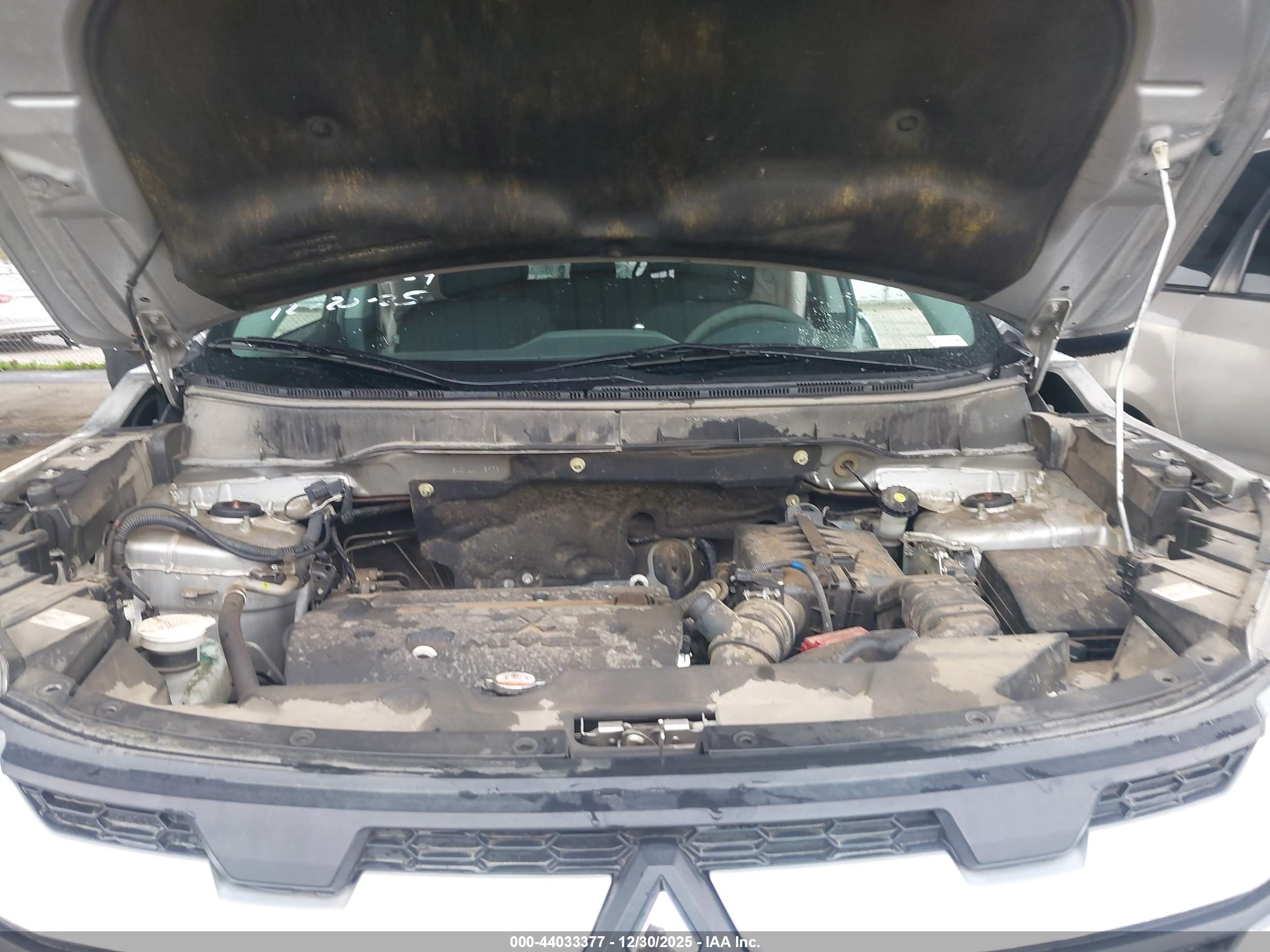 MITSUBISHI OUTLANDER image 10