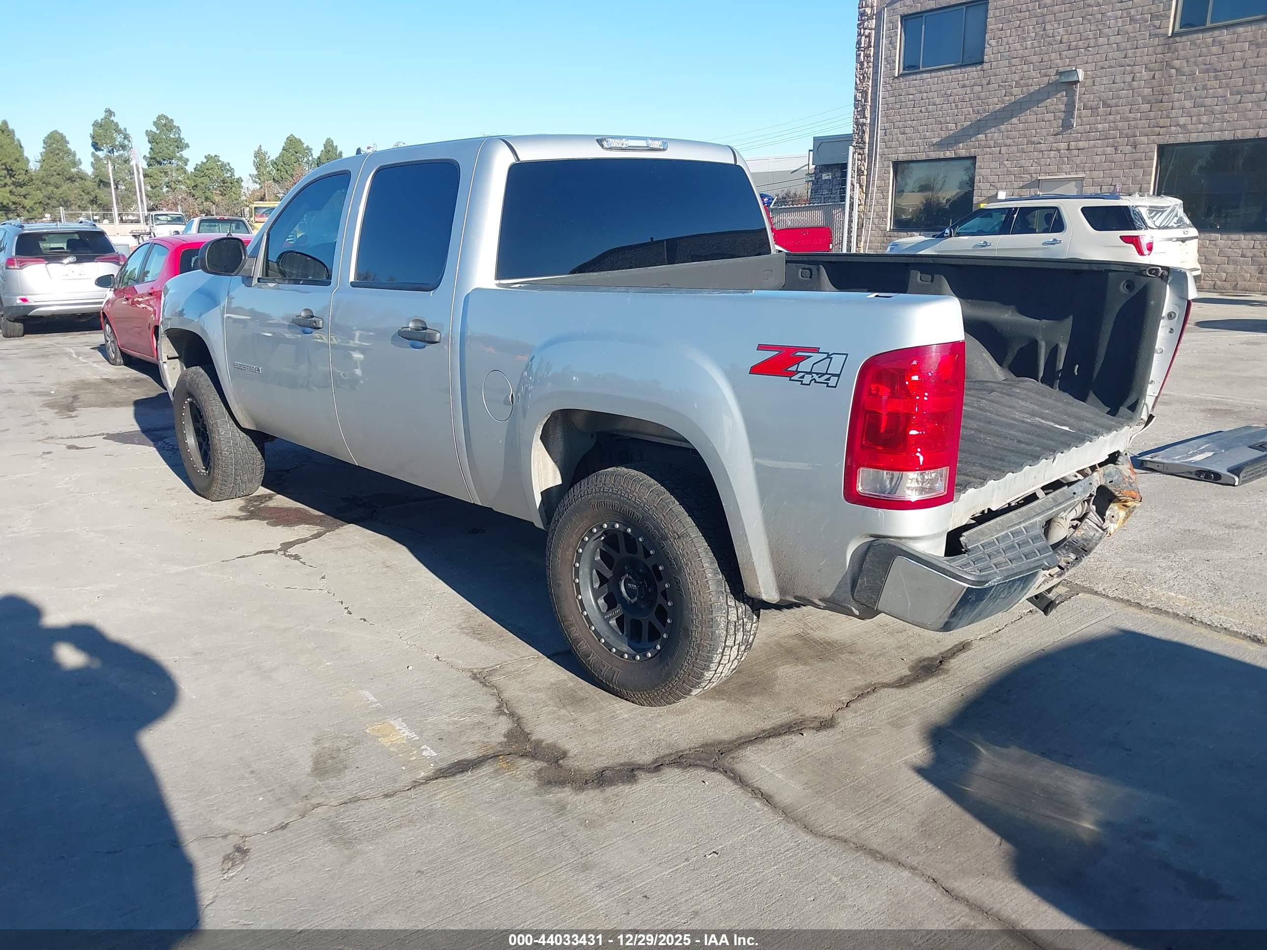 GMC SIERRA image 3
