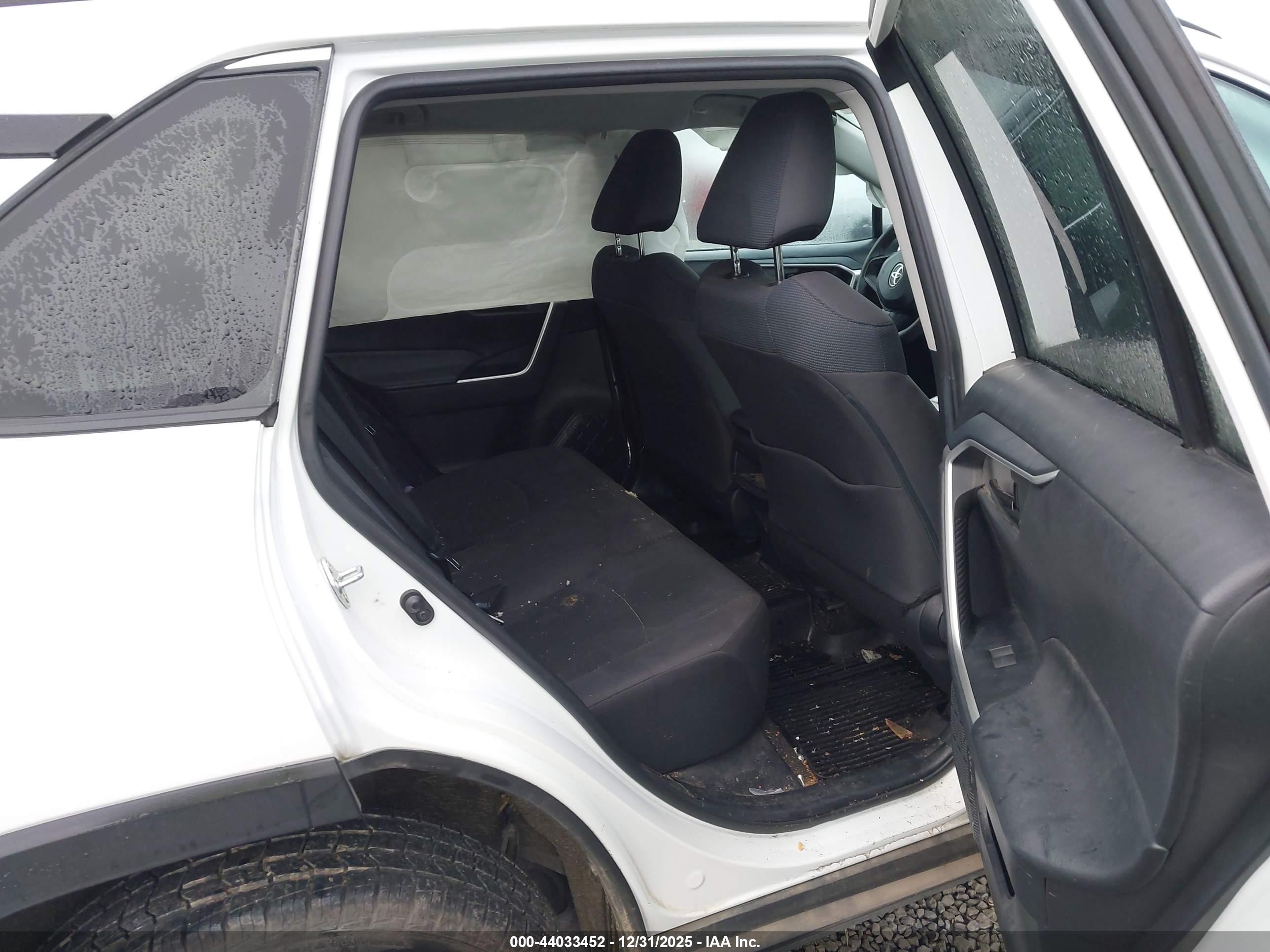 TOYOTA RAV4 image 8