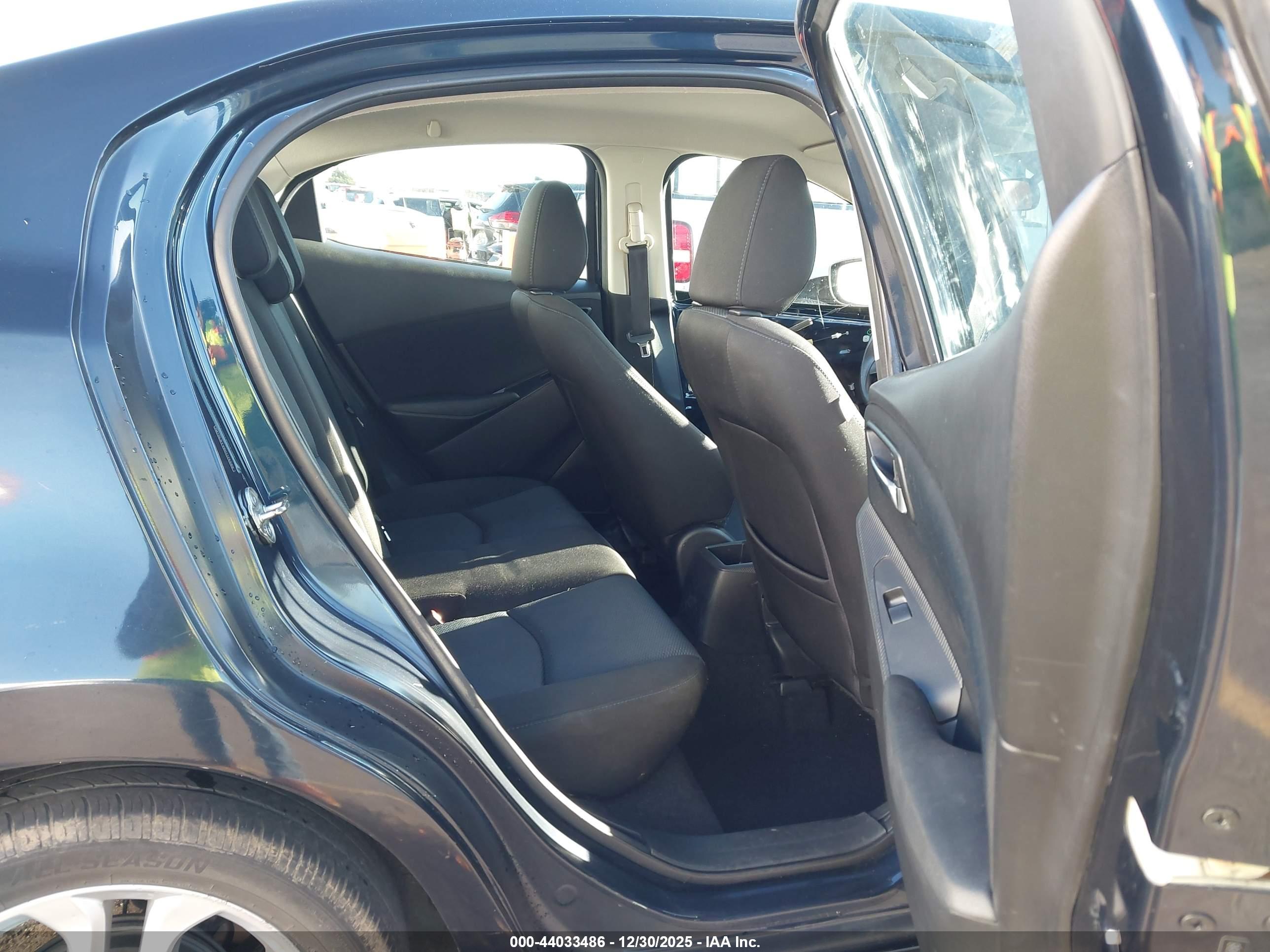 TOYOTA YARIS image 8