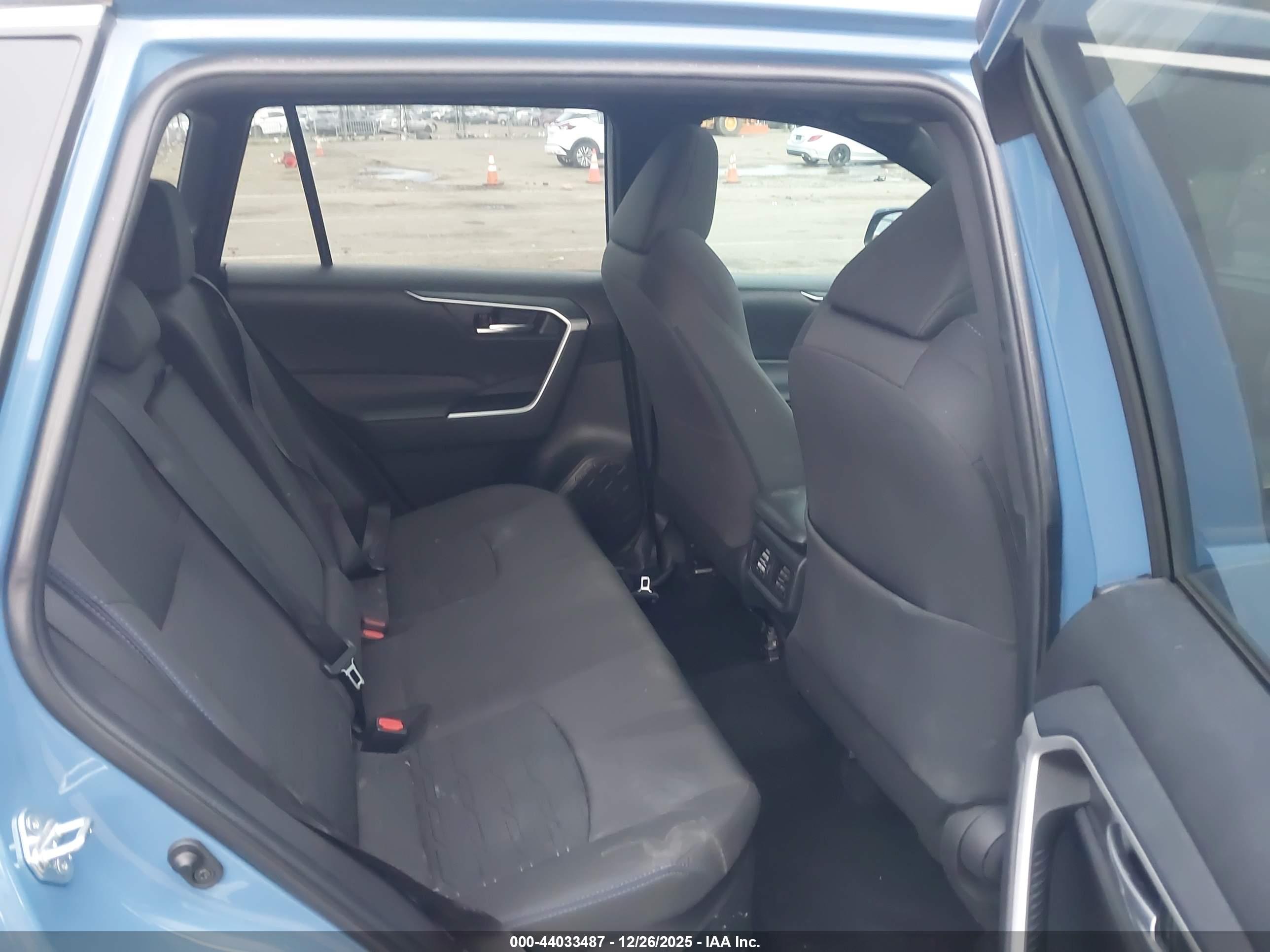 TOYOTA RAV4 image 8