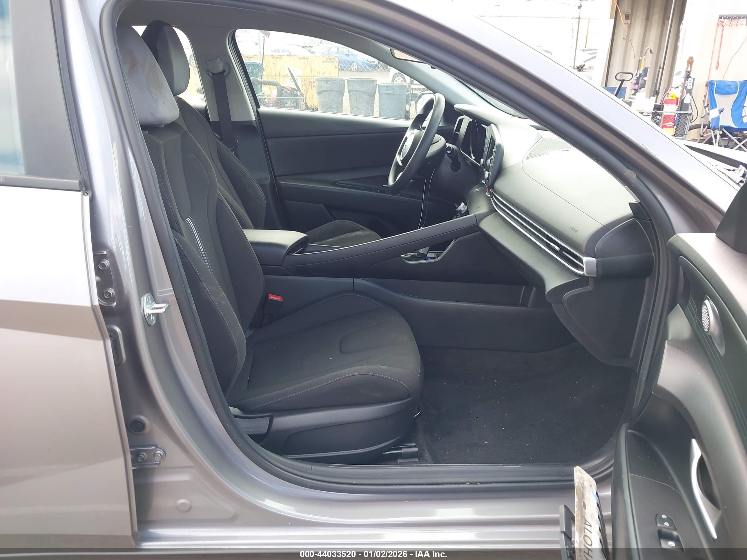HYUNDAI ELANTRA image 5