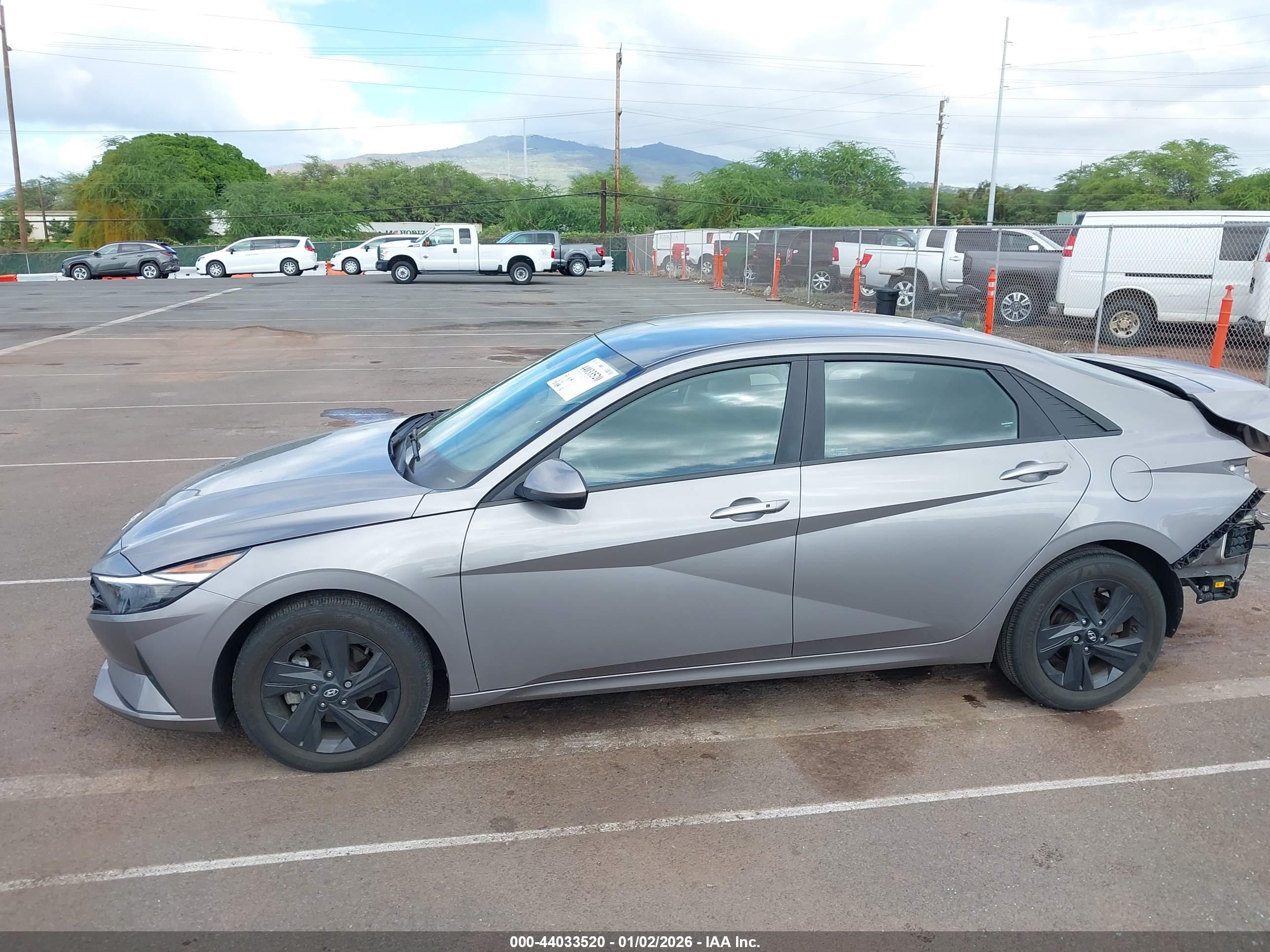 HYUNDAI ELANTRA image 6