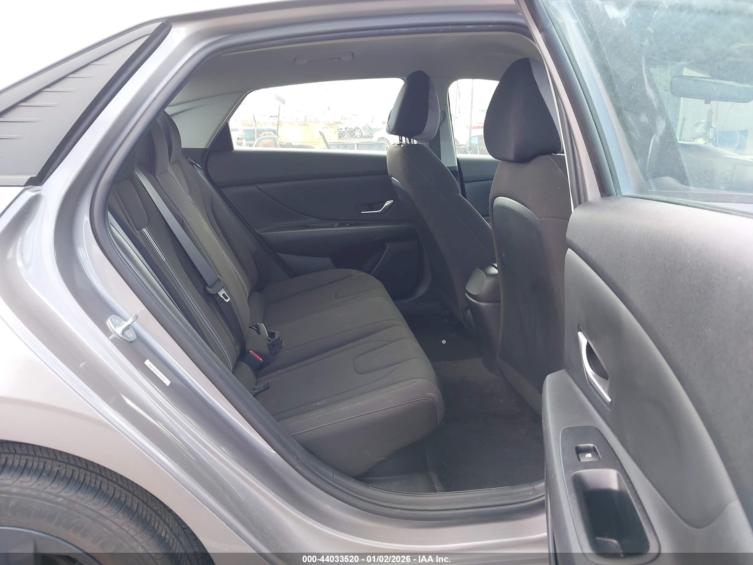 HYUNDAI ELANTRA image 8