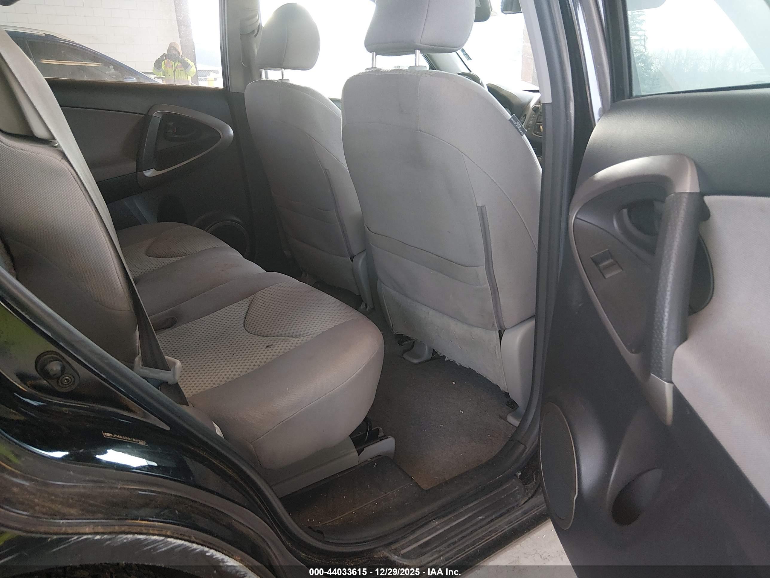 TOYOTA RAV4 image 8