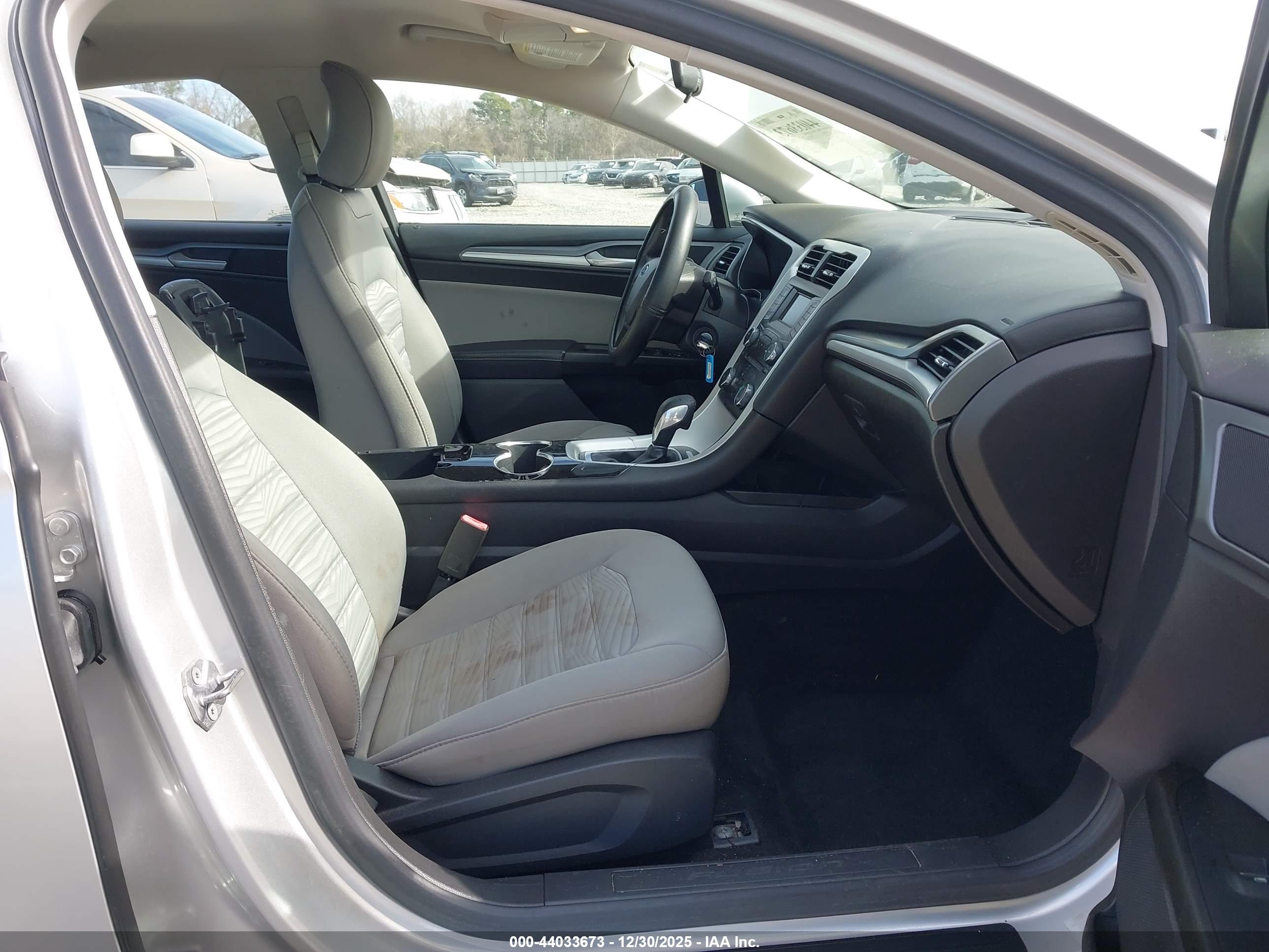FORD FUSION image 5