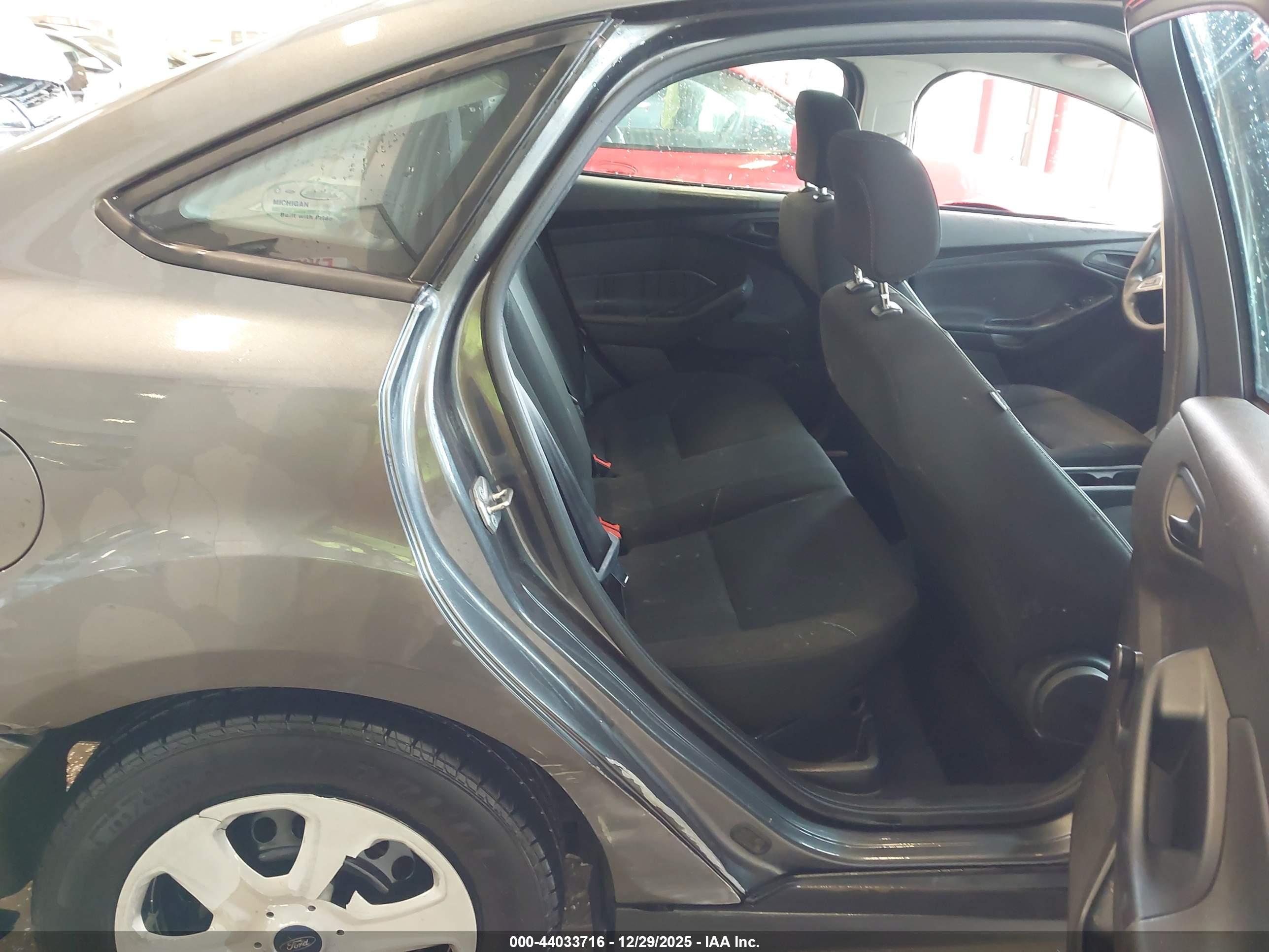 FORD FOCUS image 8