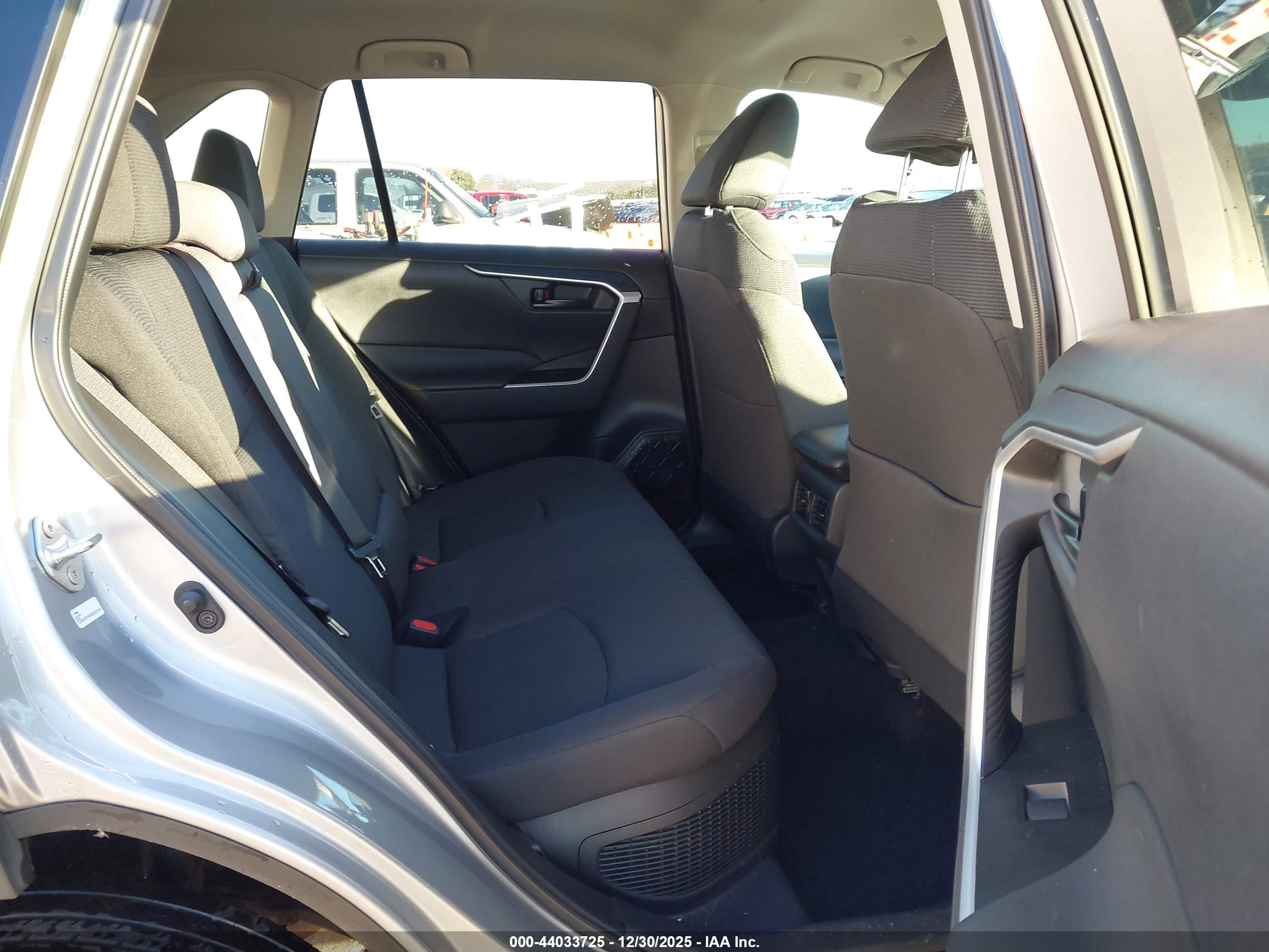 TOYOTA RAV4 image 8