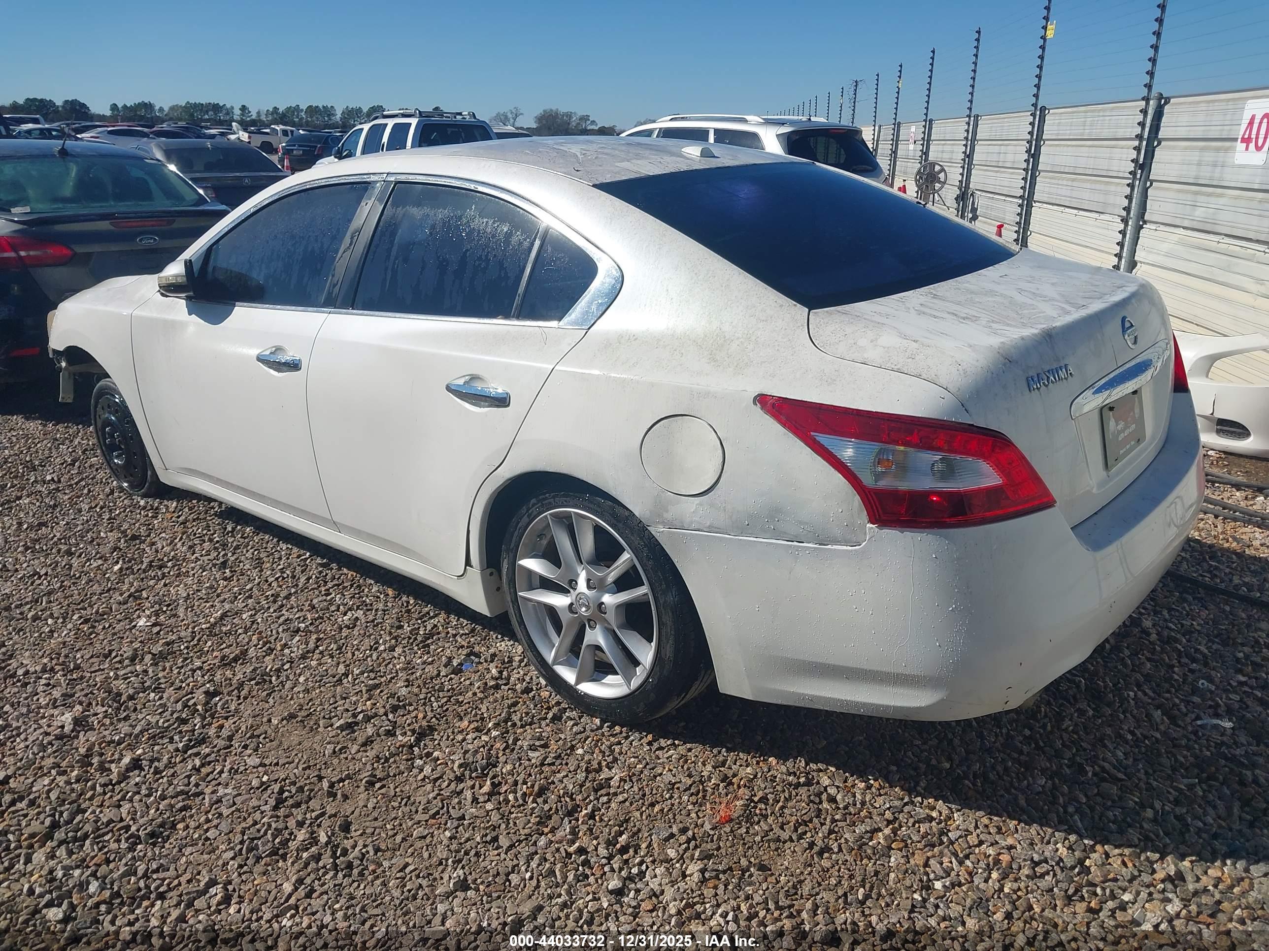 NISSAN MAXIMA image 3