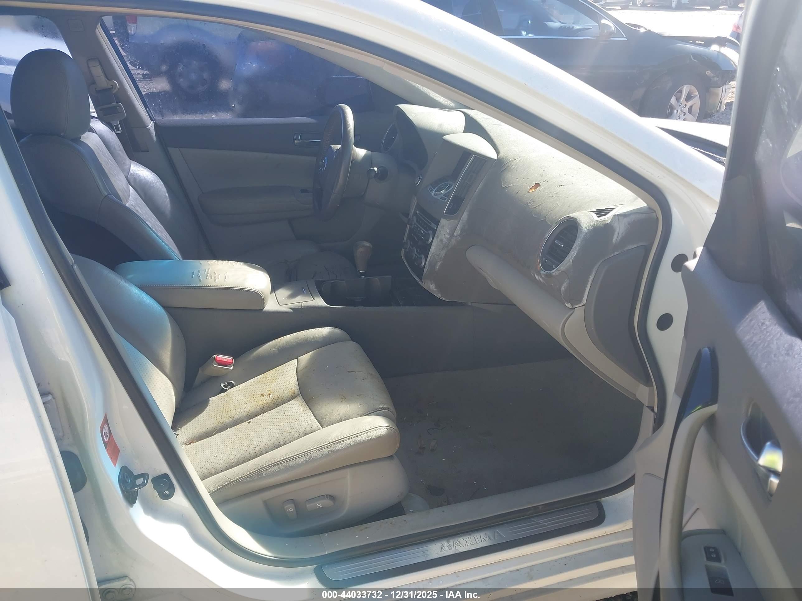 NISSAN MAXIMA image 5