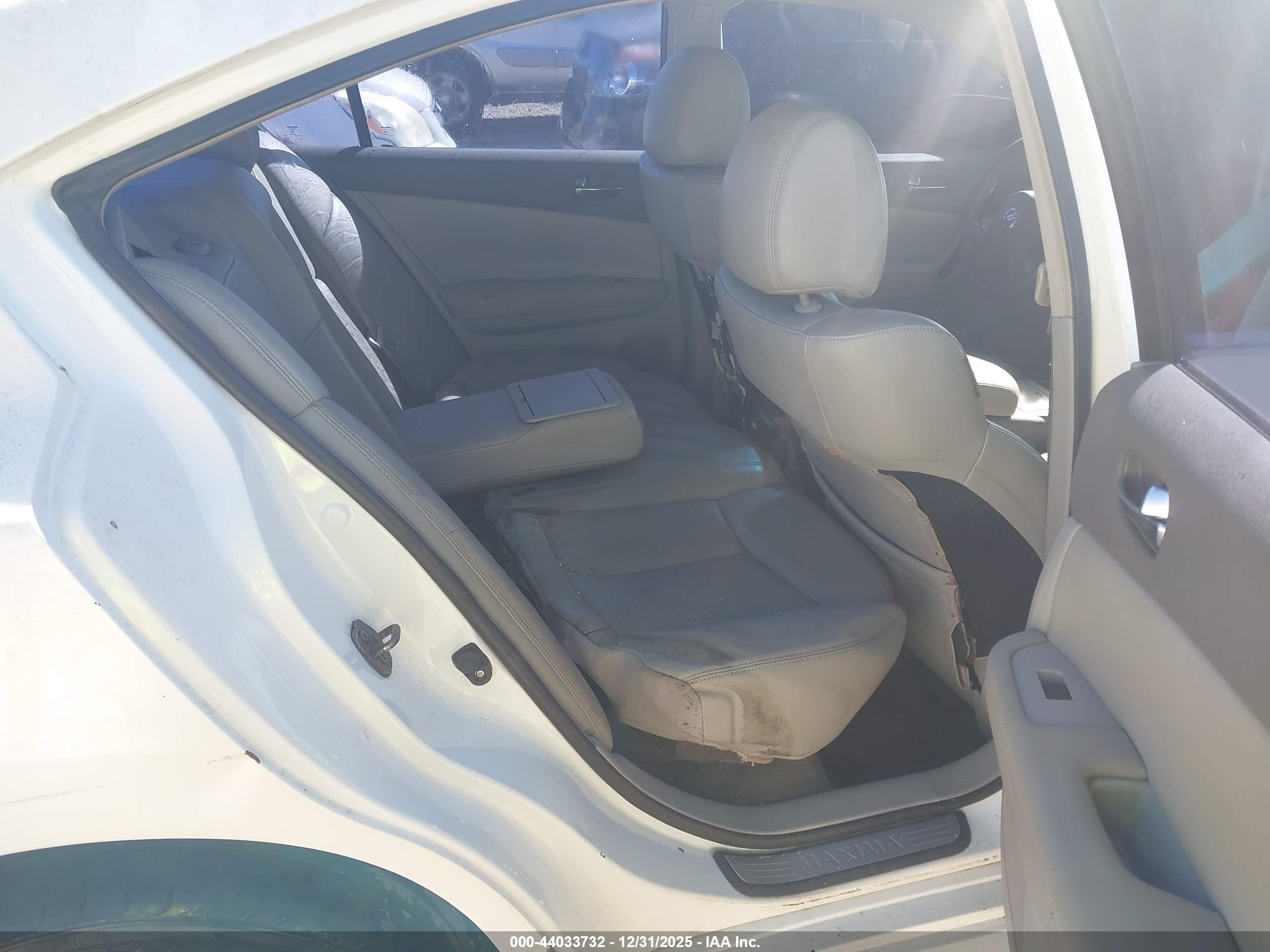 NISSAN MAXIMA image 8
