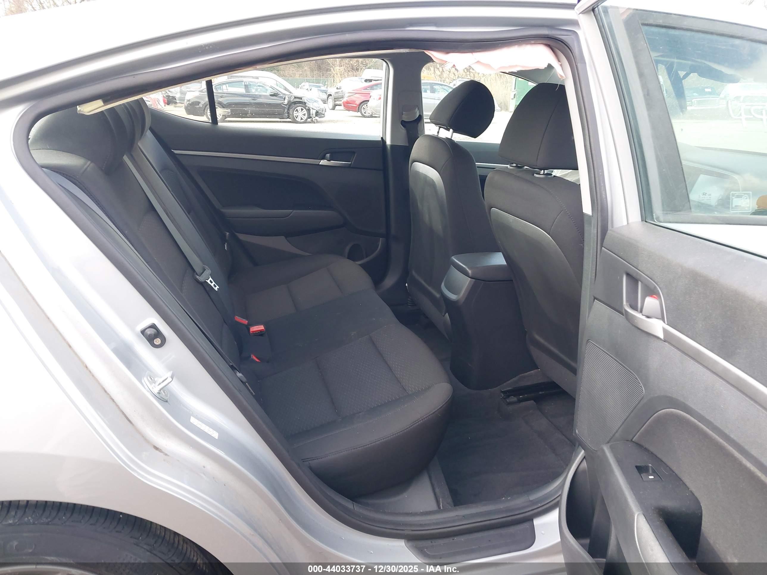HYUNDAI ELANTRA image 8