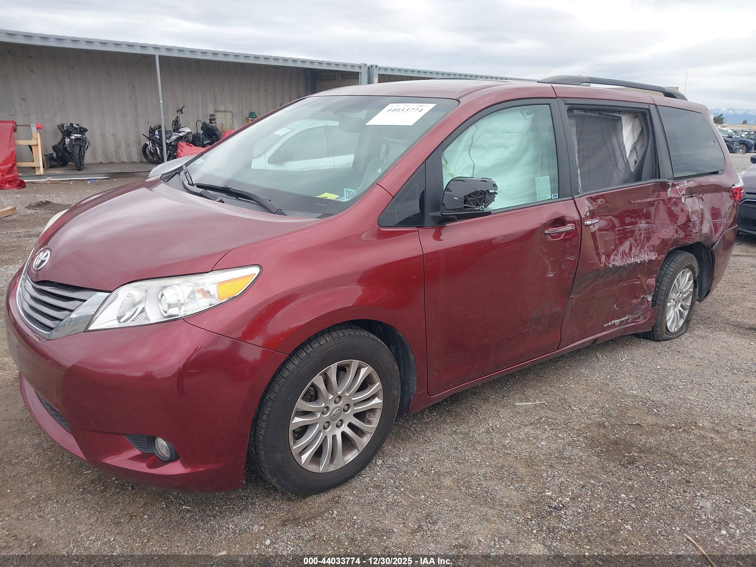 TOYOTA SIENNA image 2