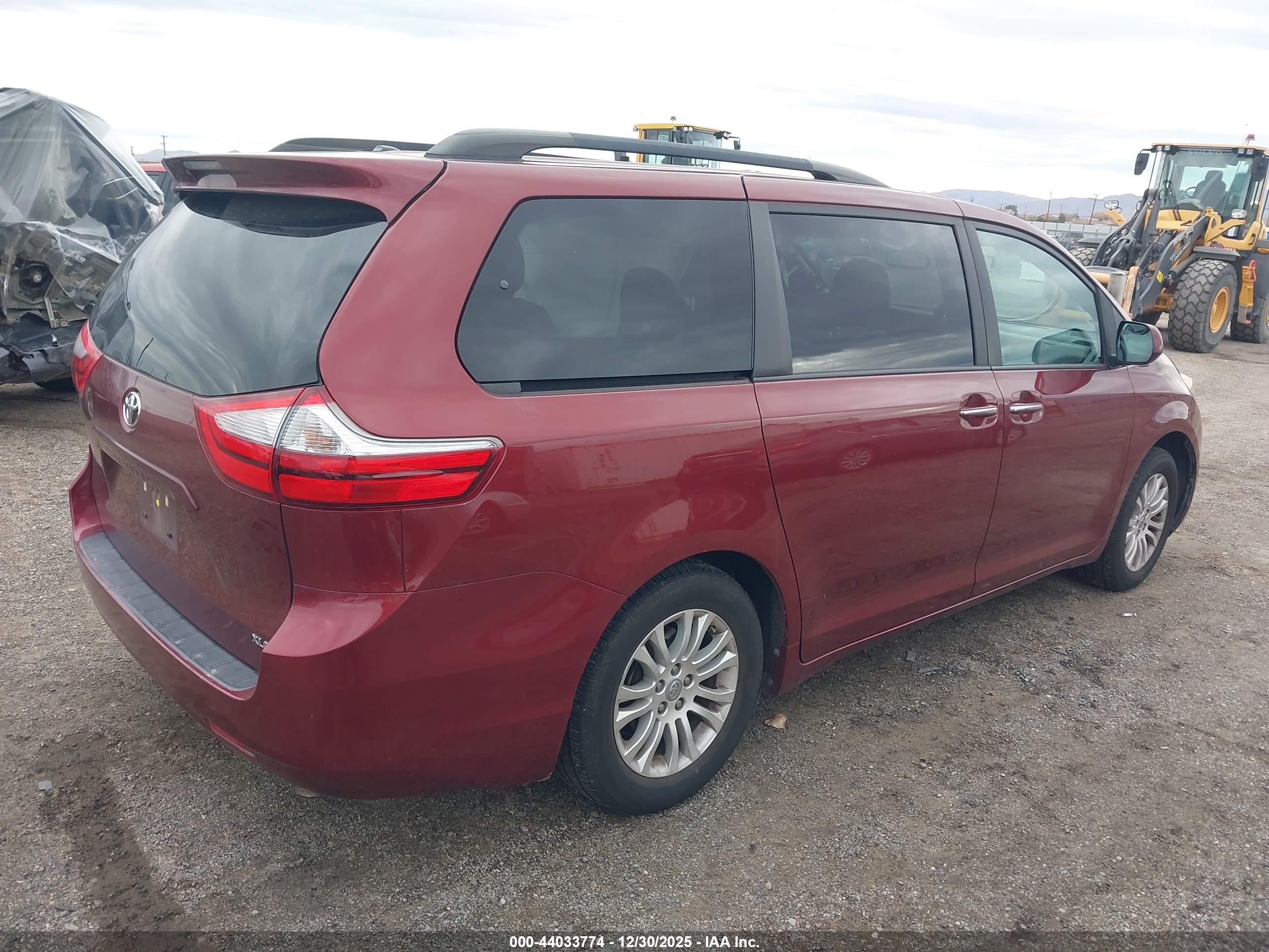 TOYOTA SIENNA image 4