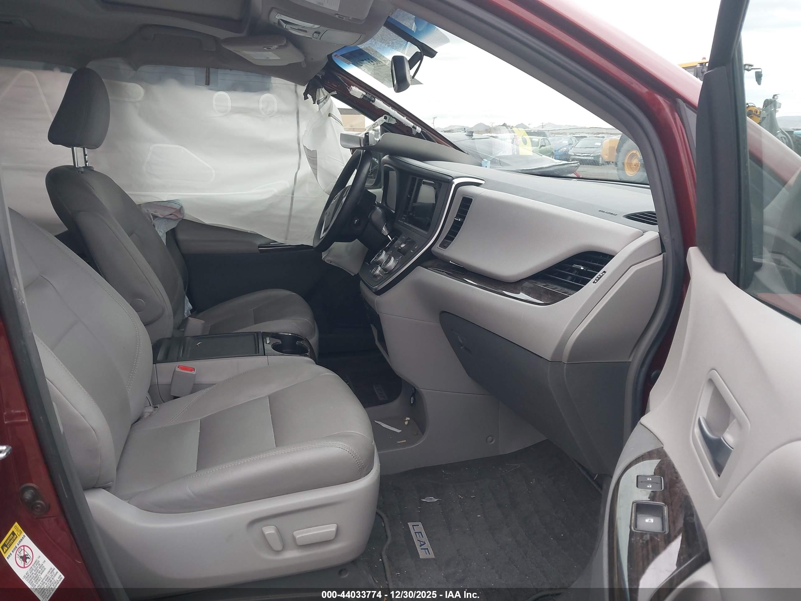 TOYOTA SIENNA image 5