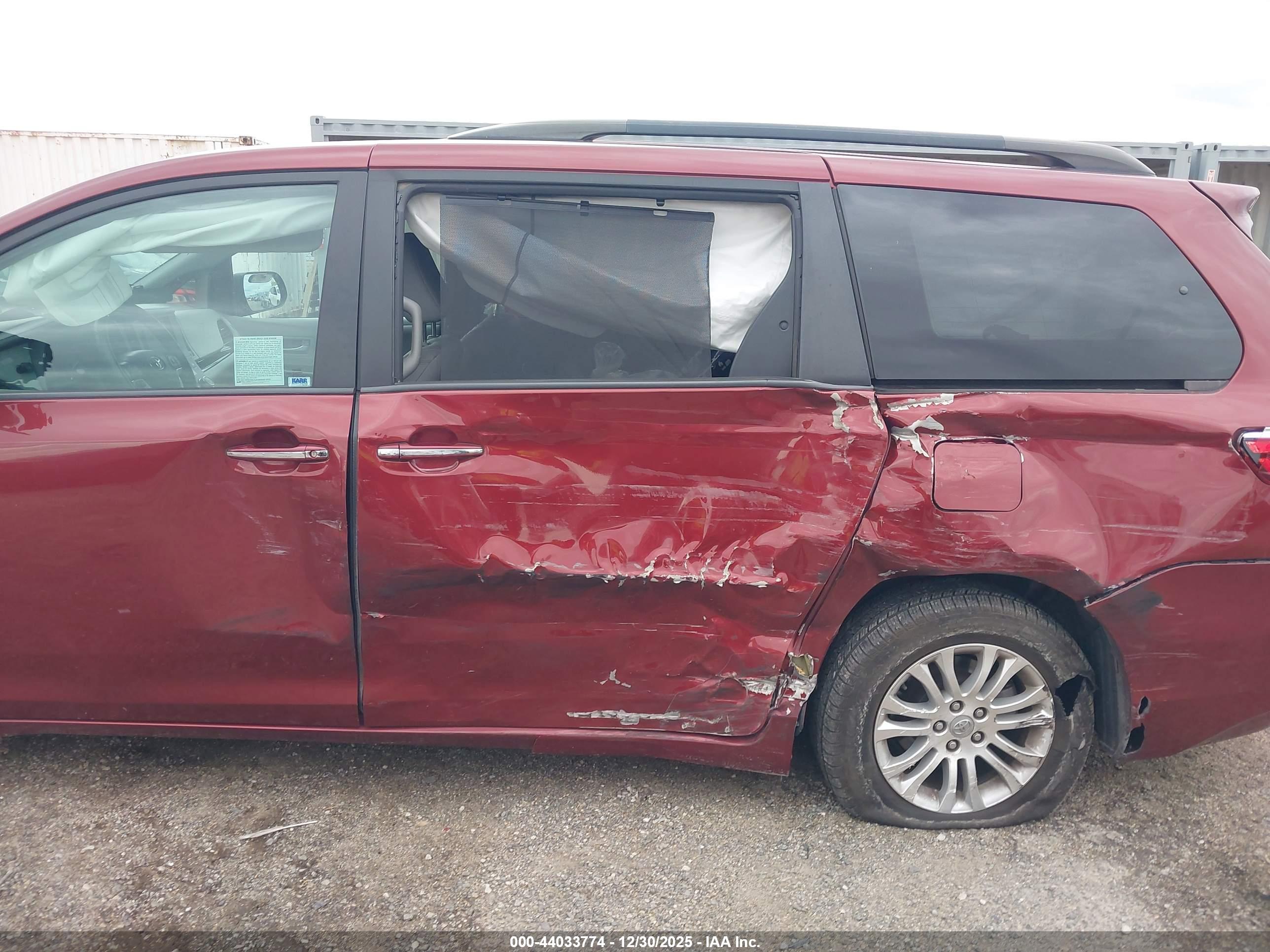 TOYOTA SIENNA image 6