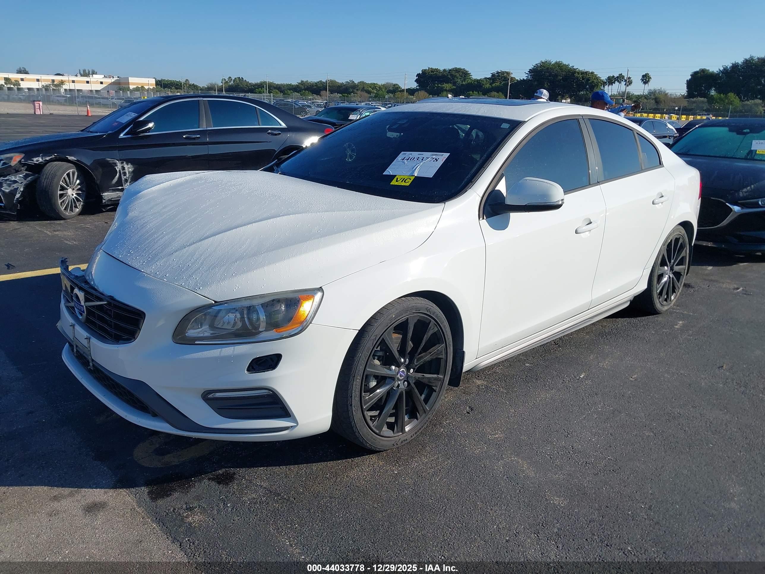 VOLVO S60 image 2