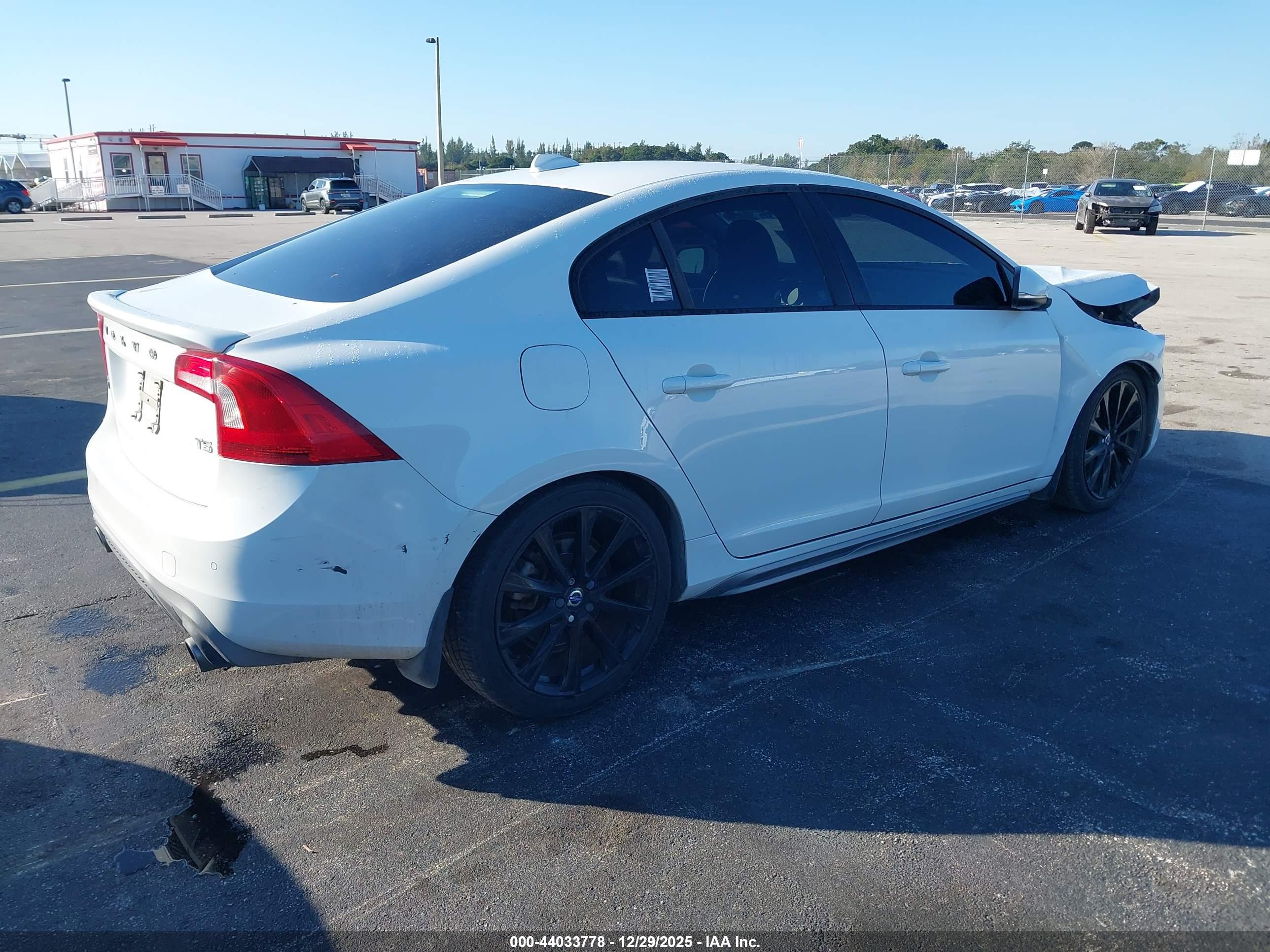 VOLVO S60 image 4