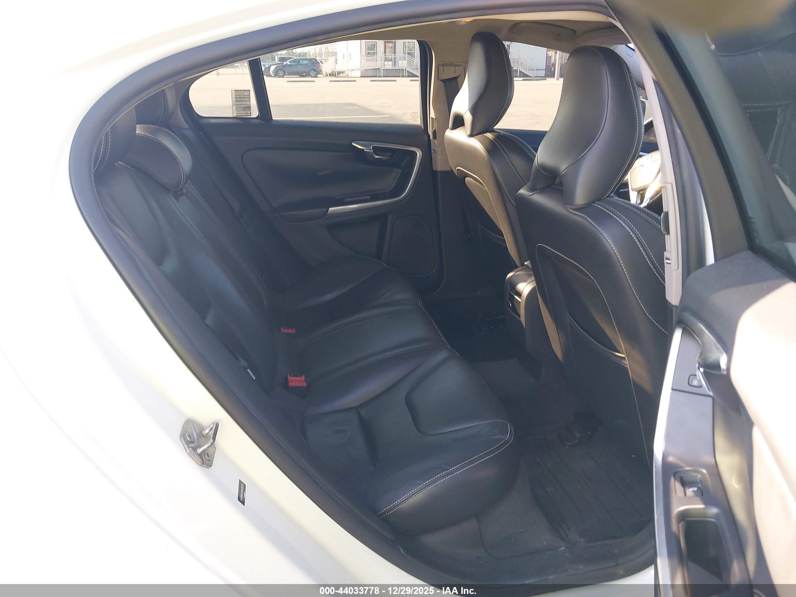 VOLVO S60 image 8