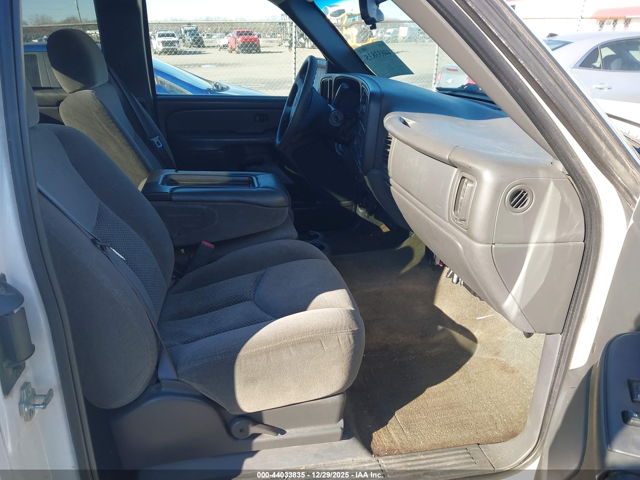 CHEVROLET SILVERADO image 5