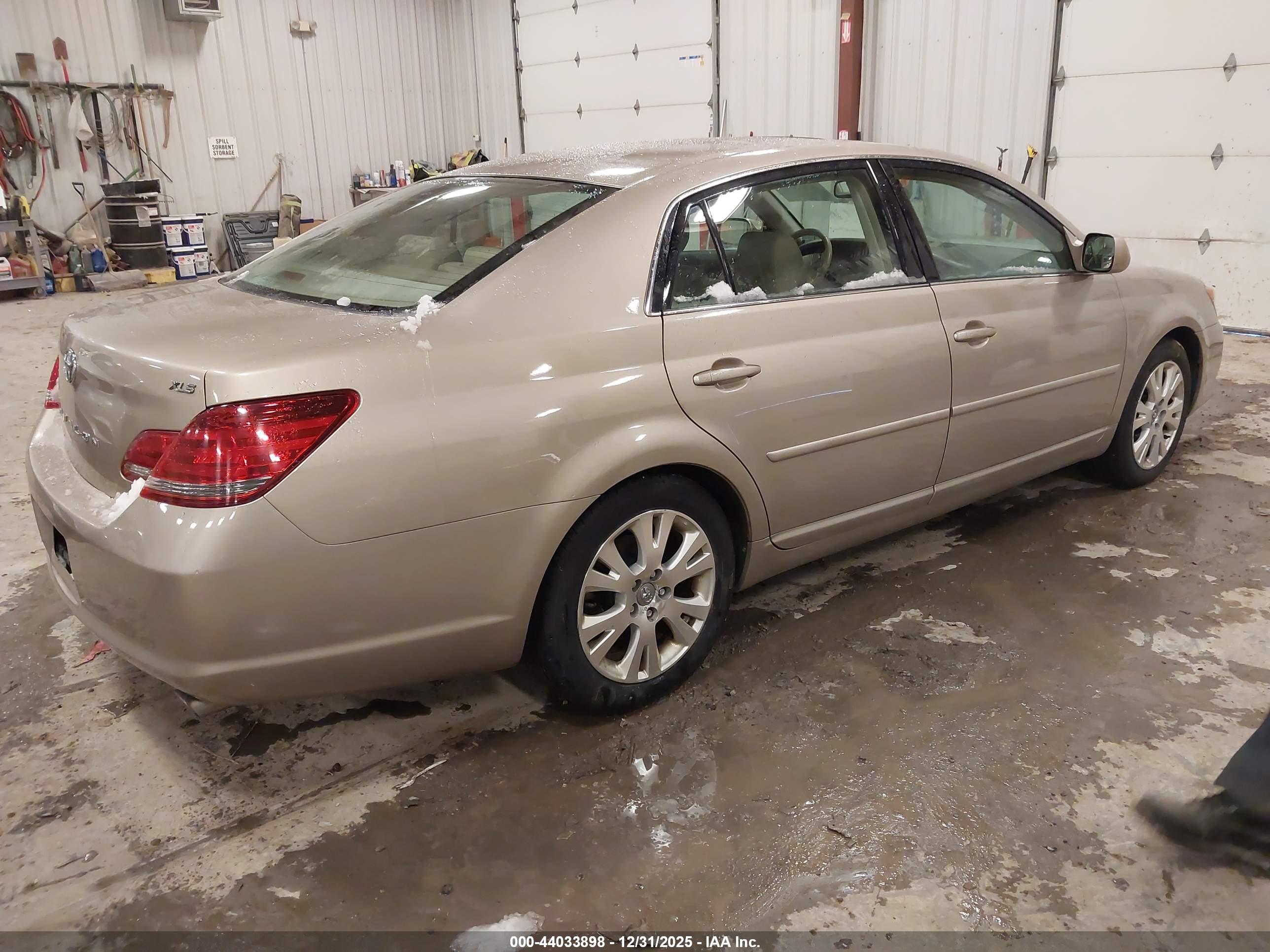 TOYOTA AVALON image 4
