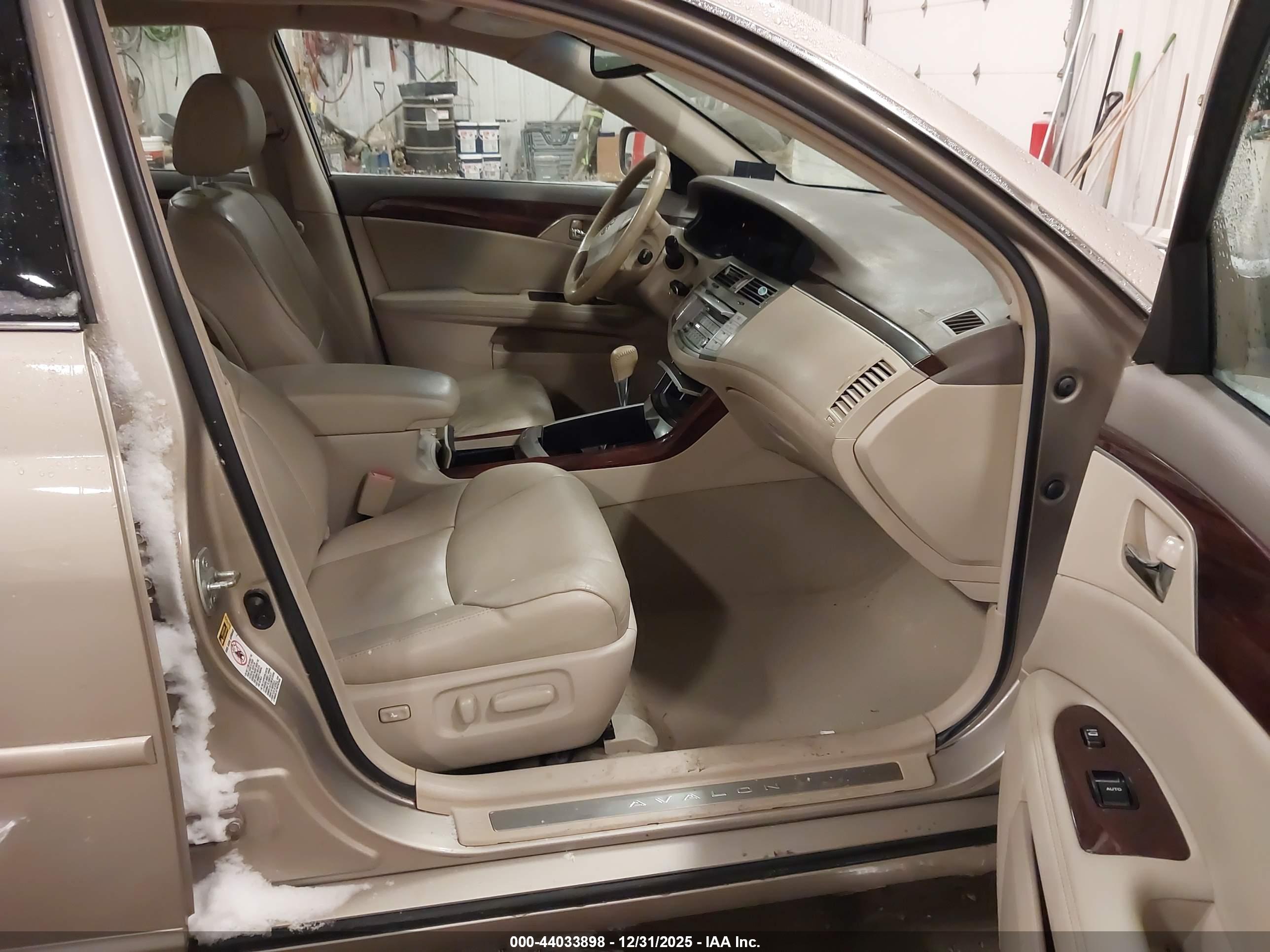 TOYOTA AVALON image 5