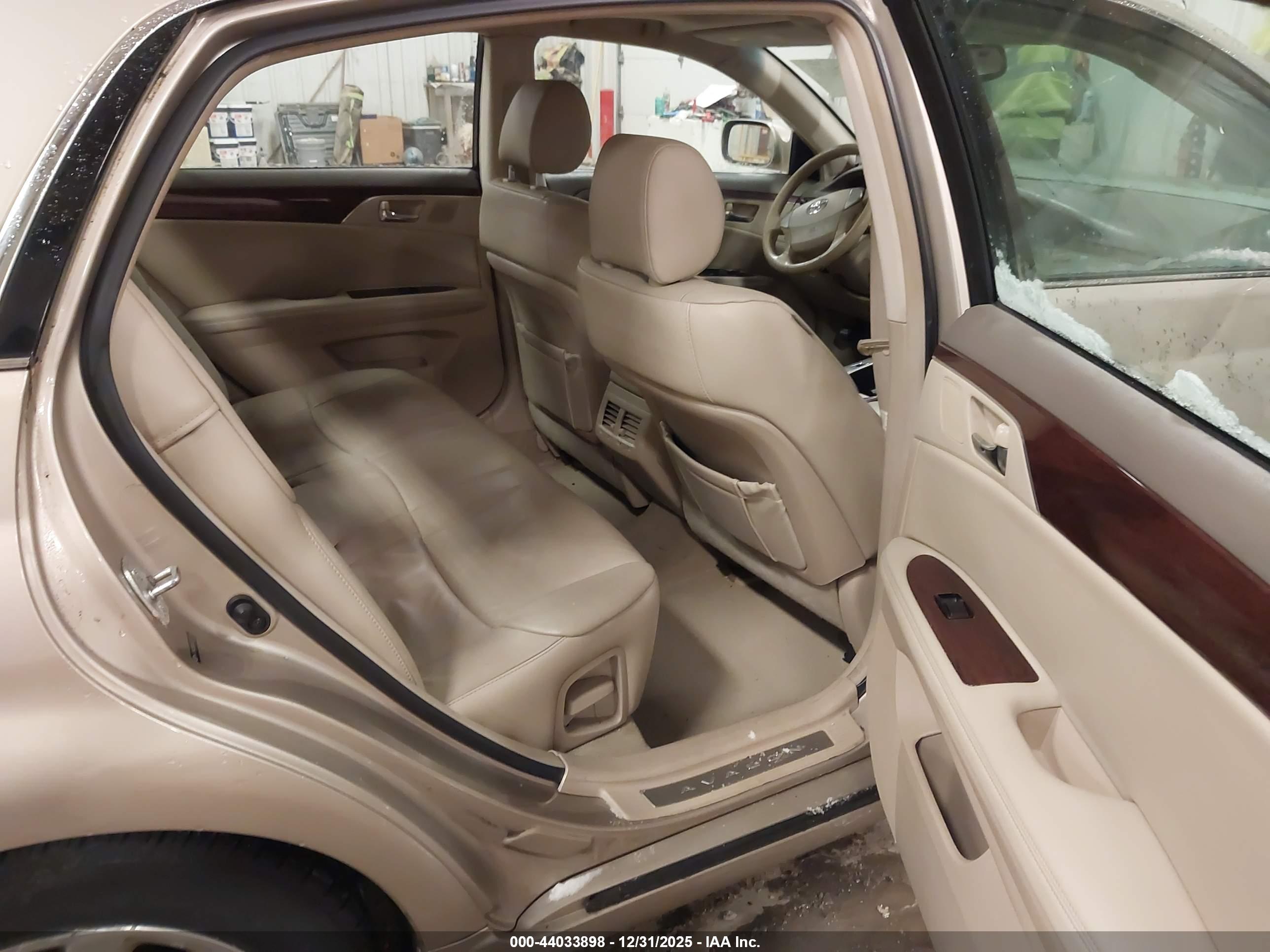 TOYOTA AVALON image 8