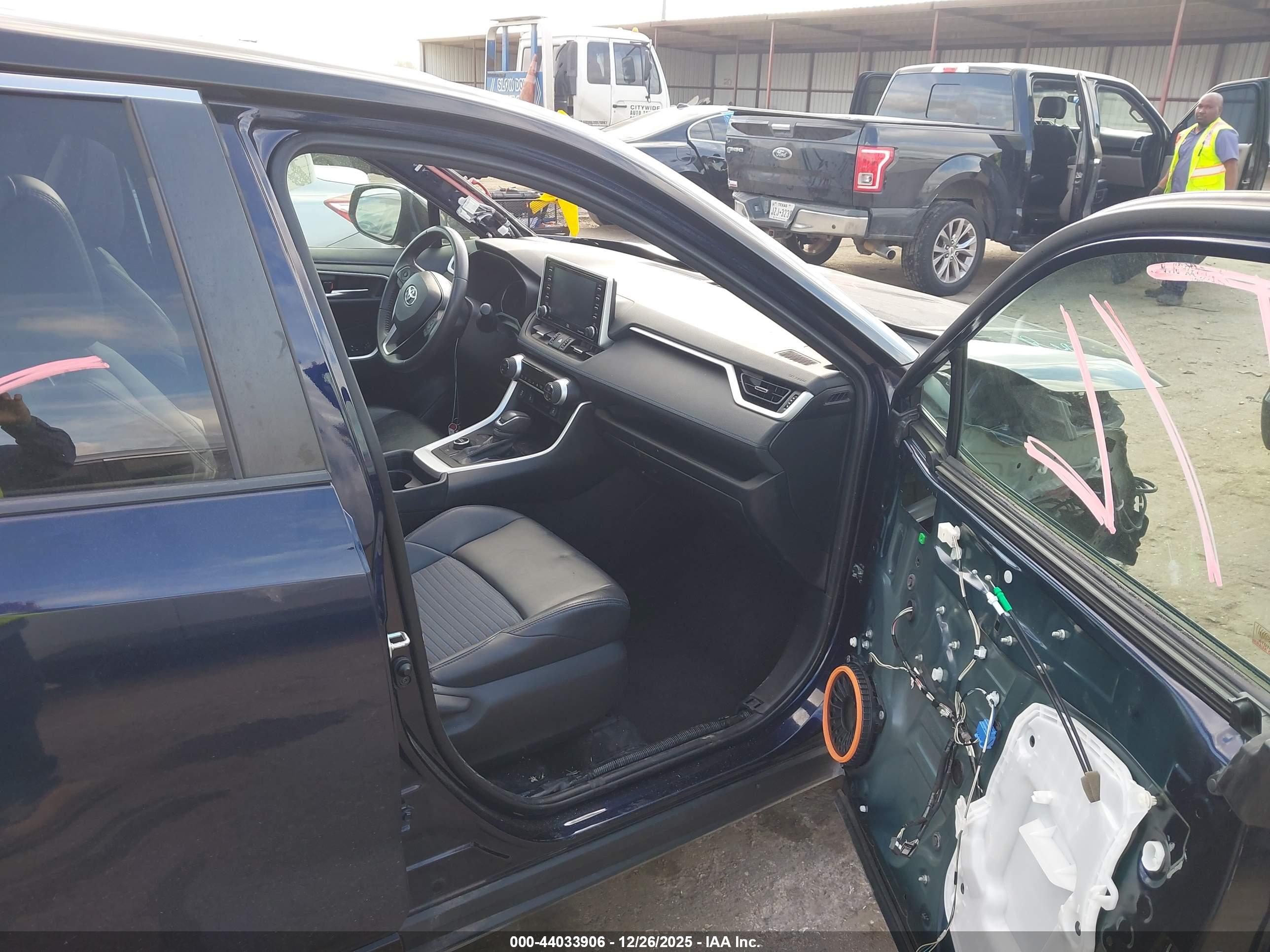 TOYOTA RAV4 image 5
