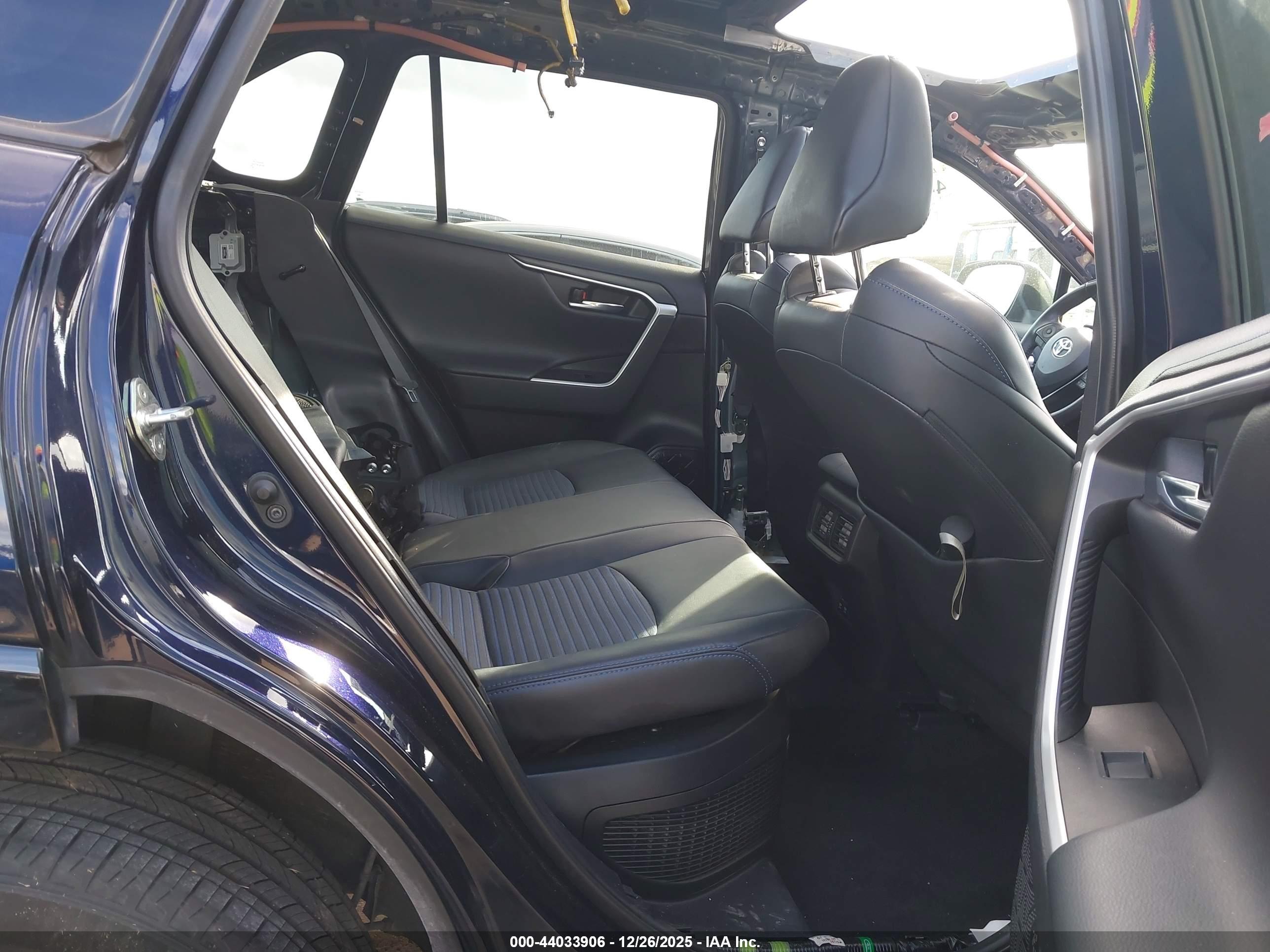 TOYOTA RAV4 image 8