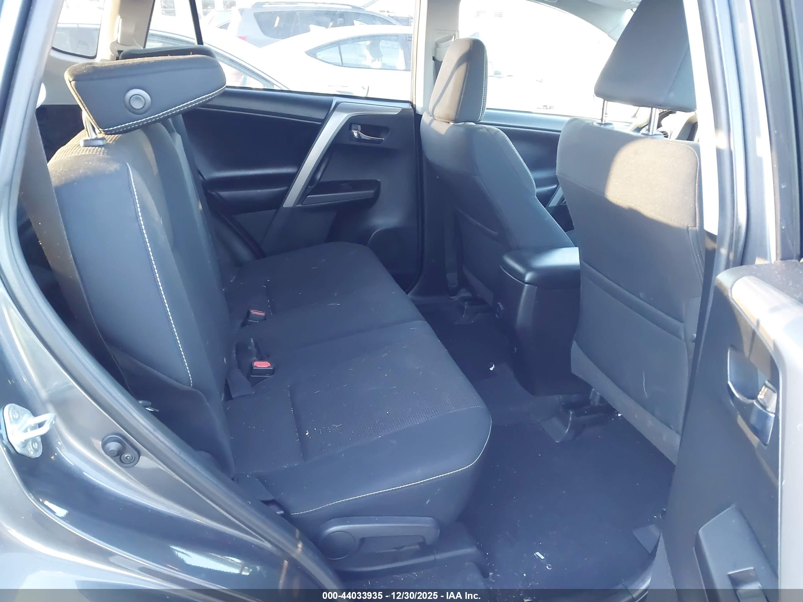 TOYOTA RAV4 image 8