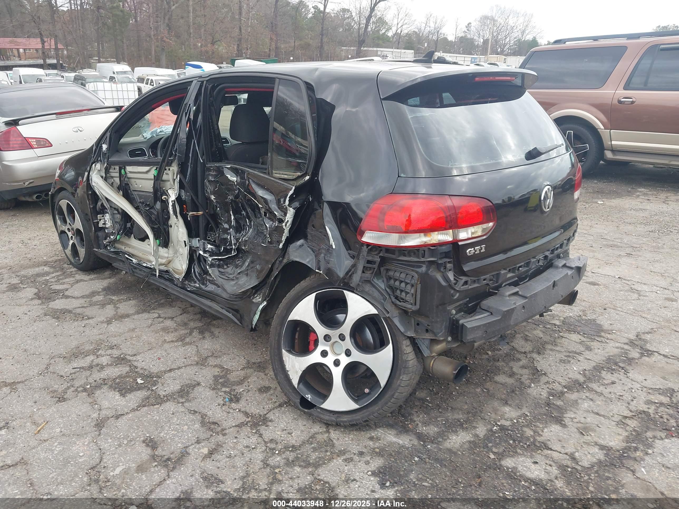 VOLKSWAGEN GTI image 3