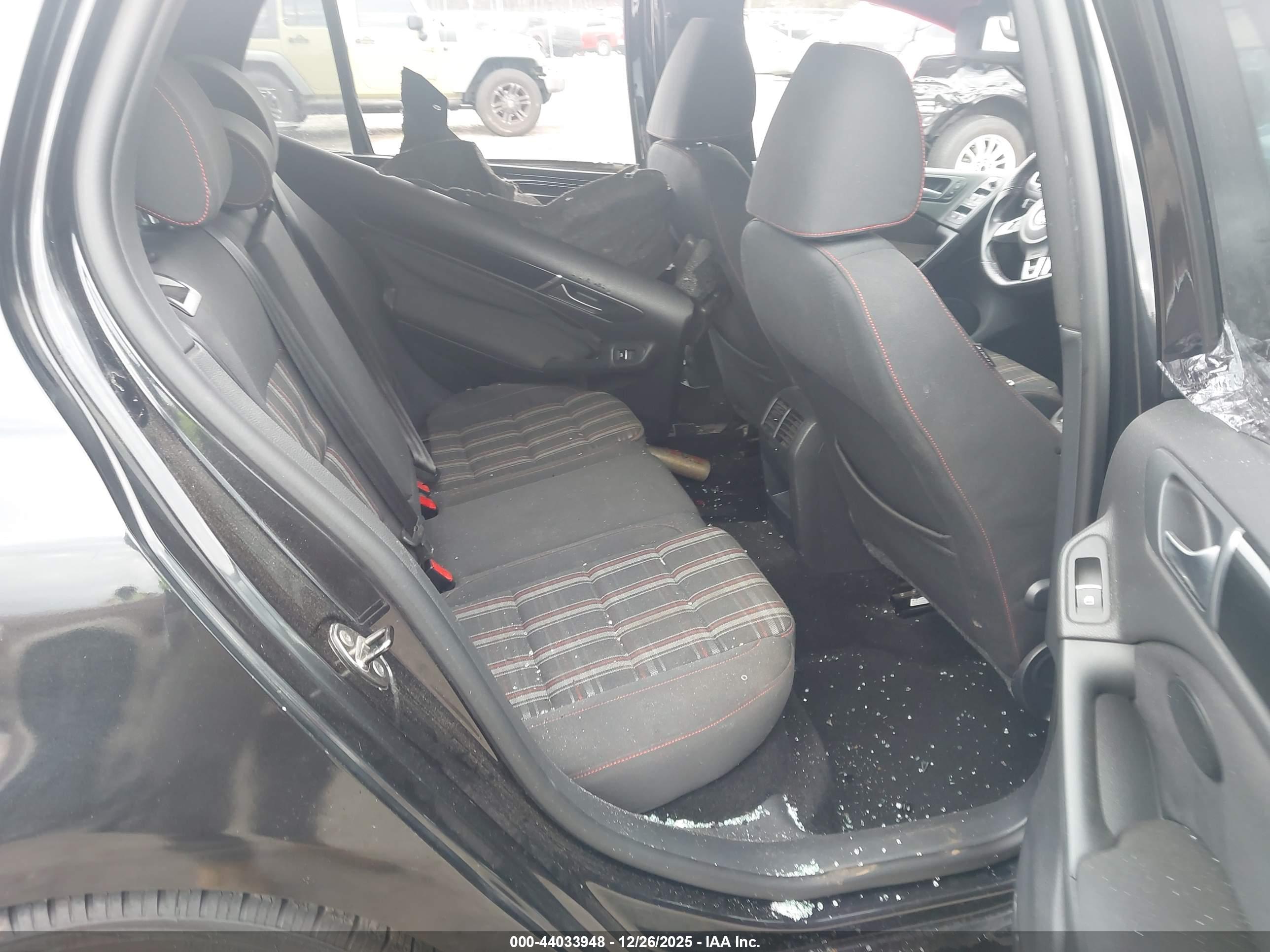 VOLKSWAGEN GTI image 8