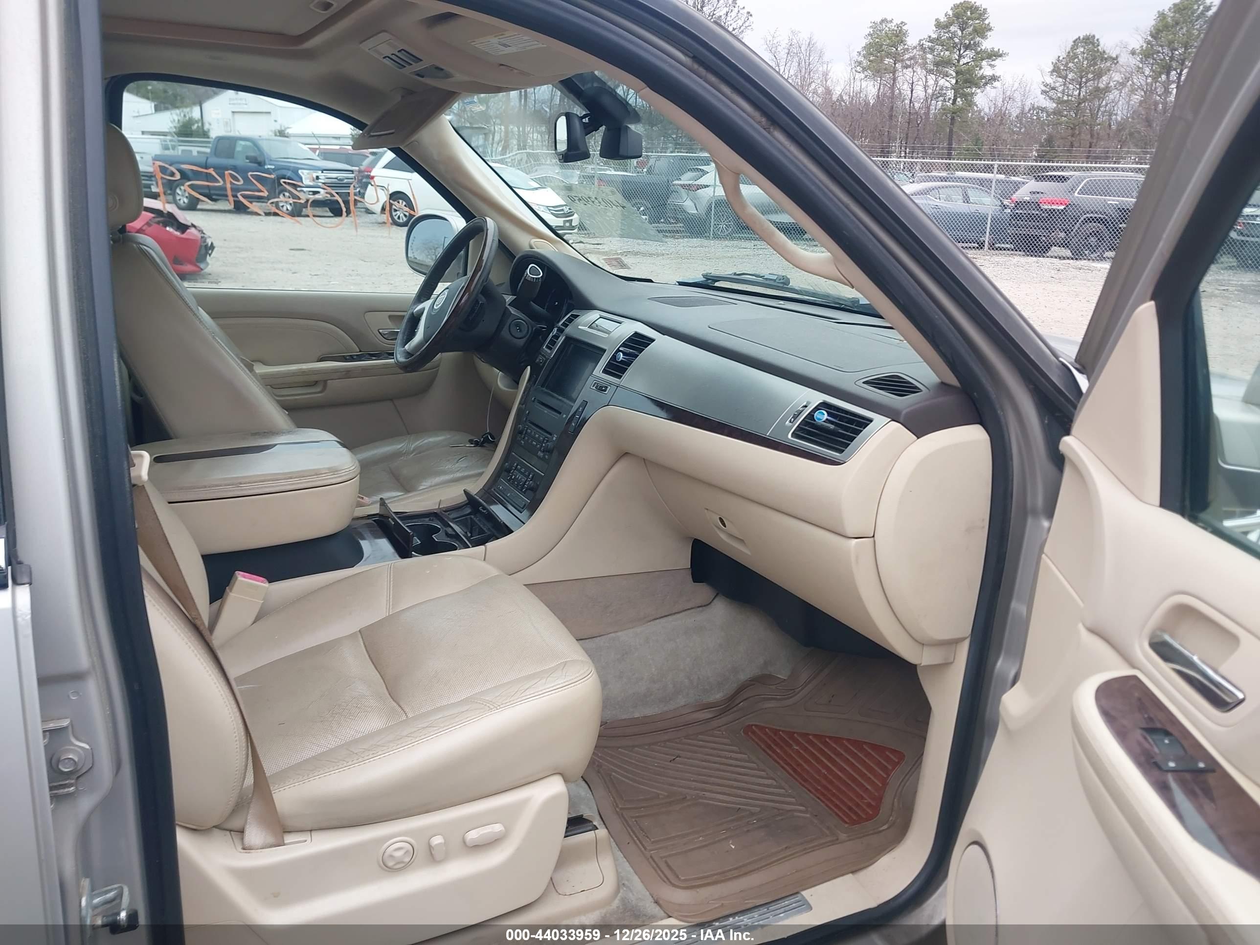 CADILLAC ESCALADE image 5