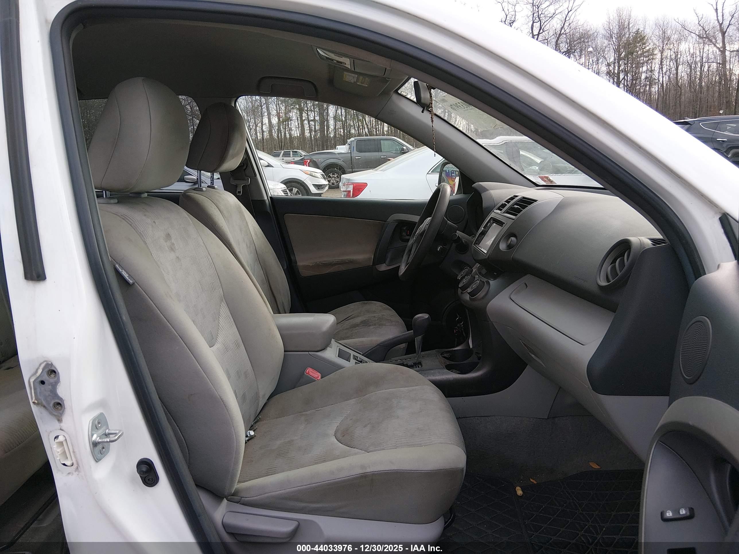 TOYOTA RAV4 image 5