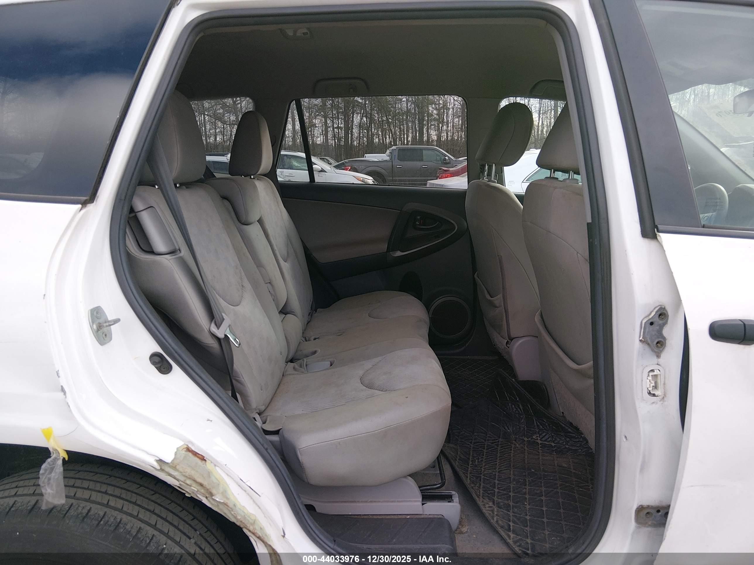 TOYOTA RAV4 image 8