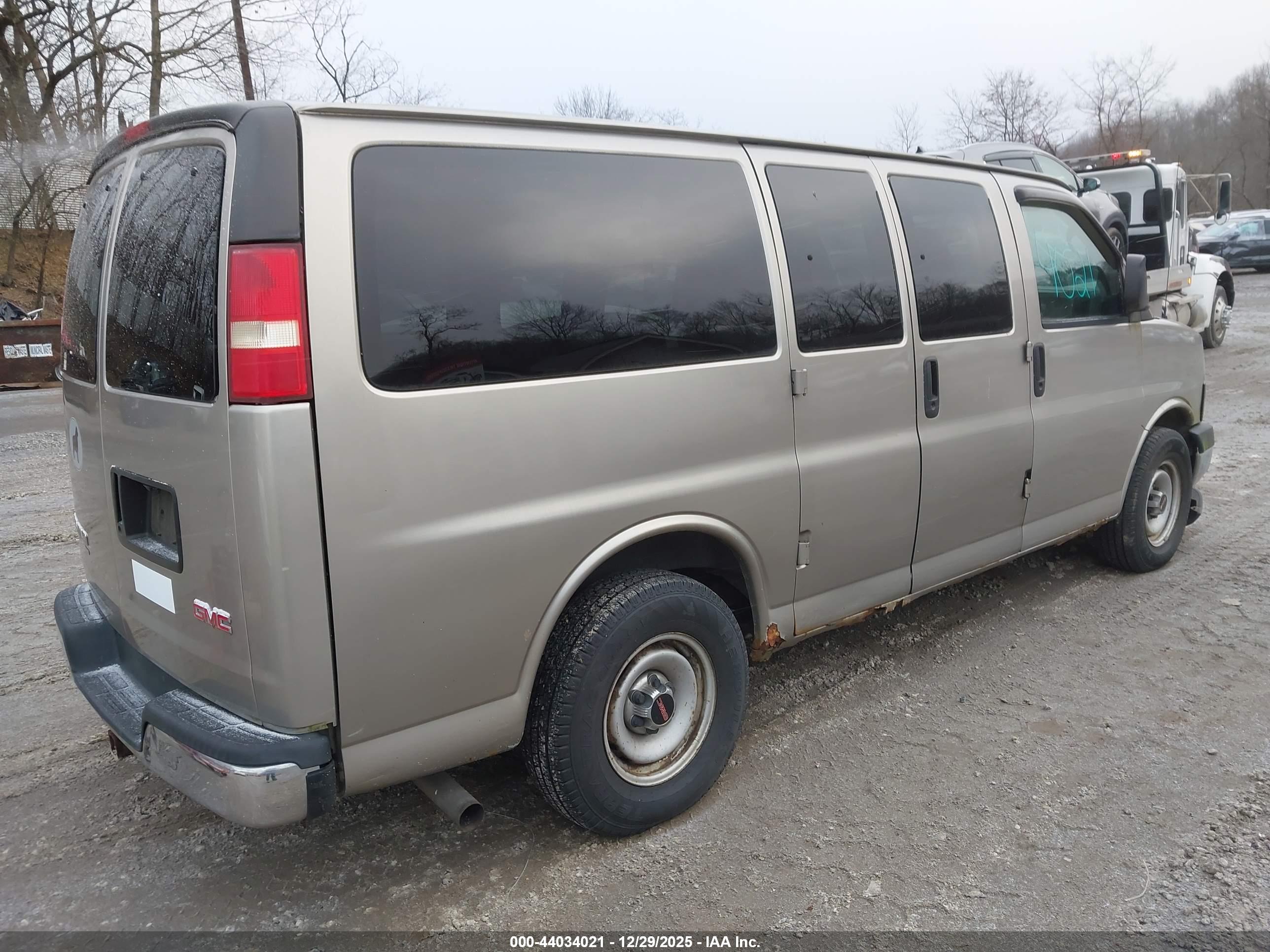 GMC SAVANA image 4