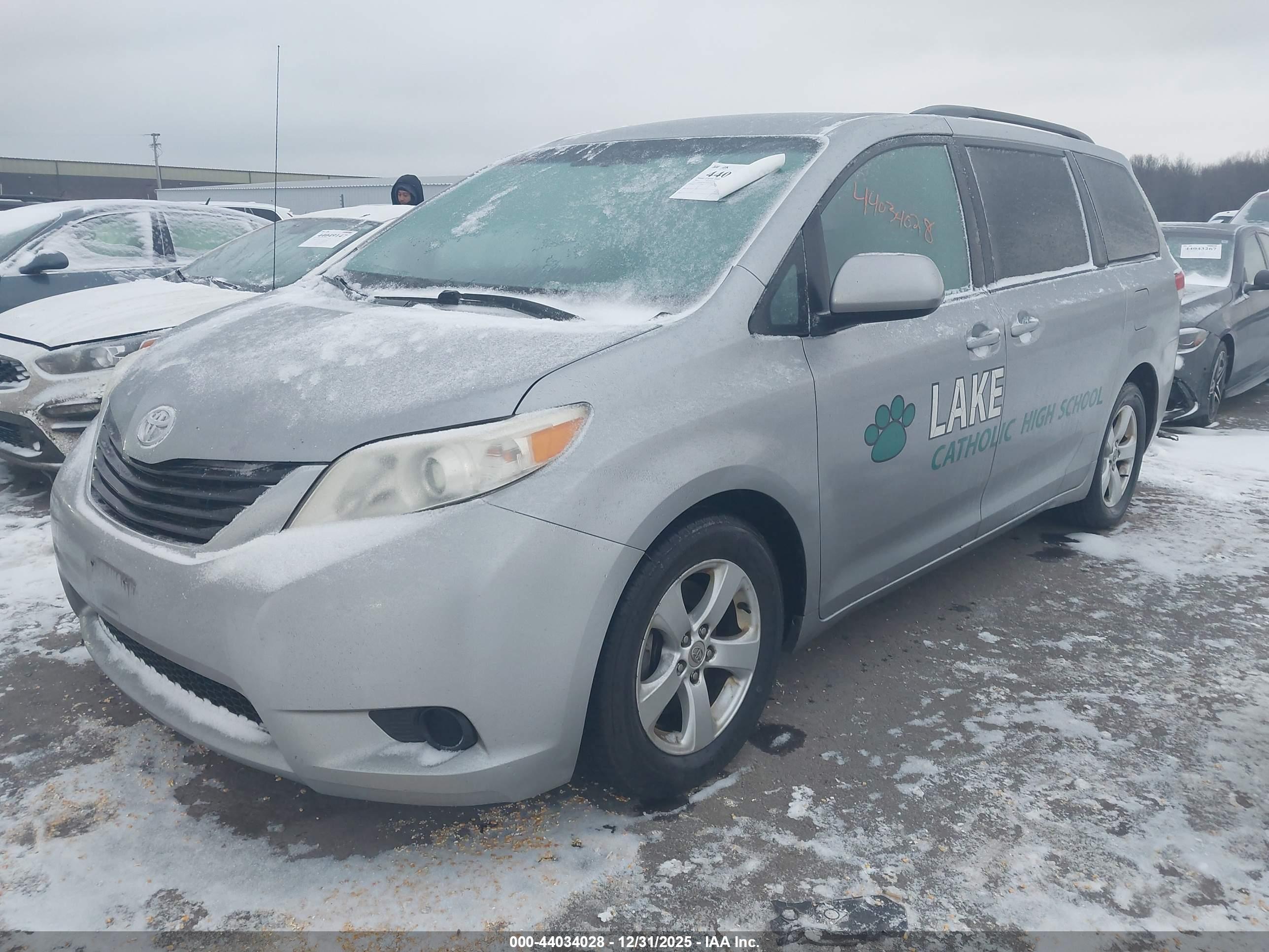 TOYOTA SIENNA image 2