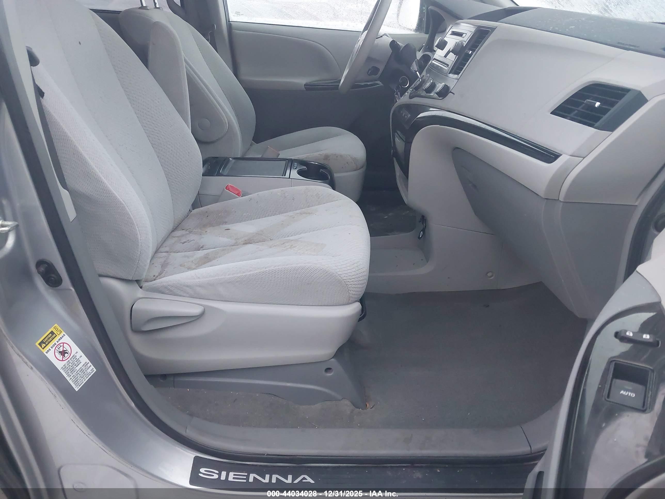 TOYOTA SIENNA image 5