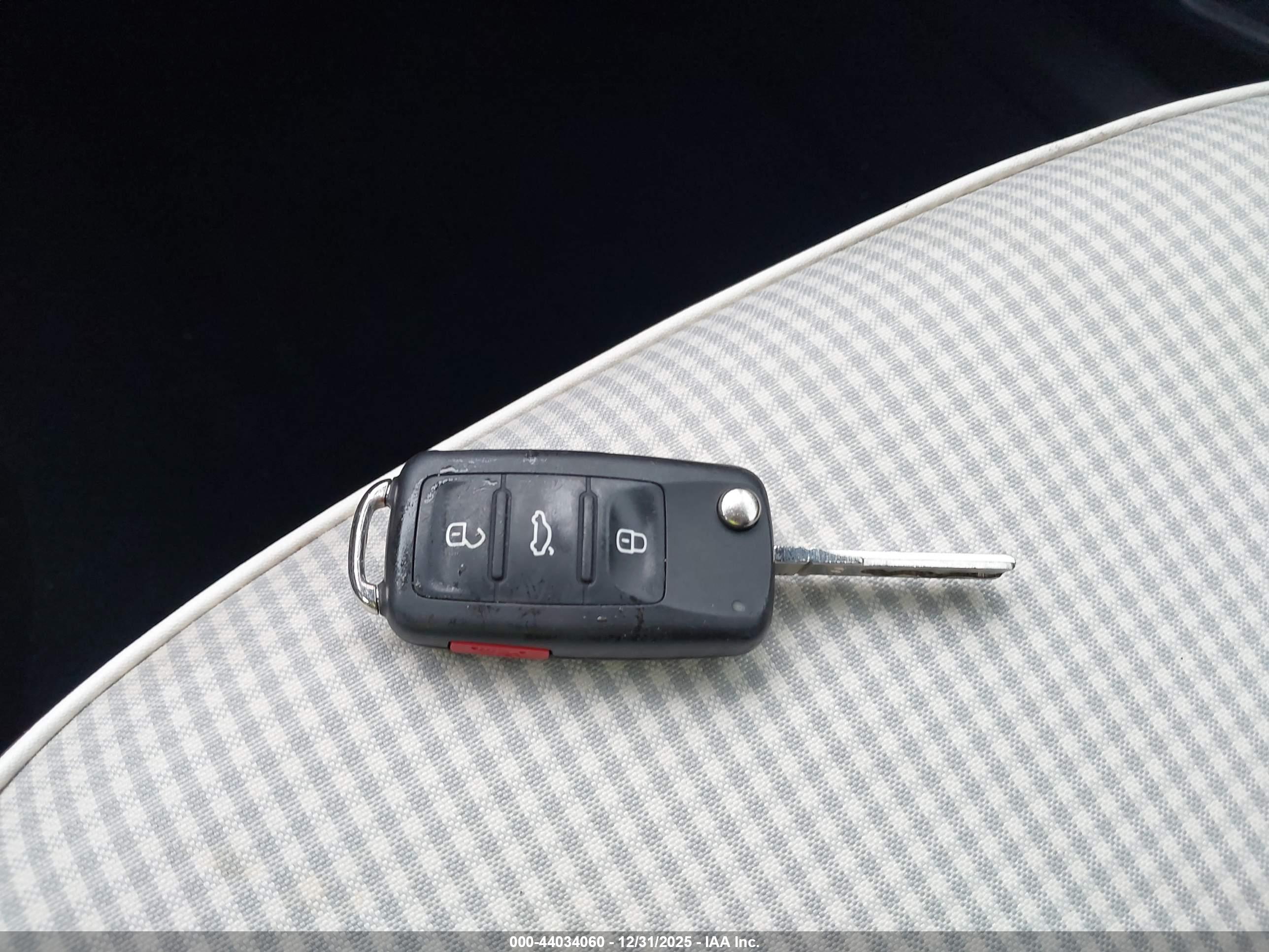 VOLKSWAGEN BEETLE image 11