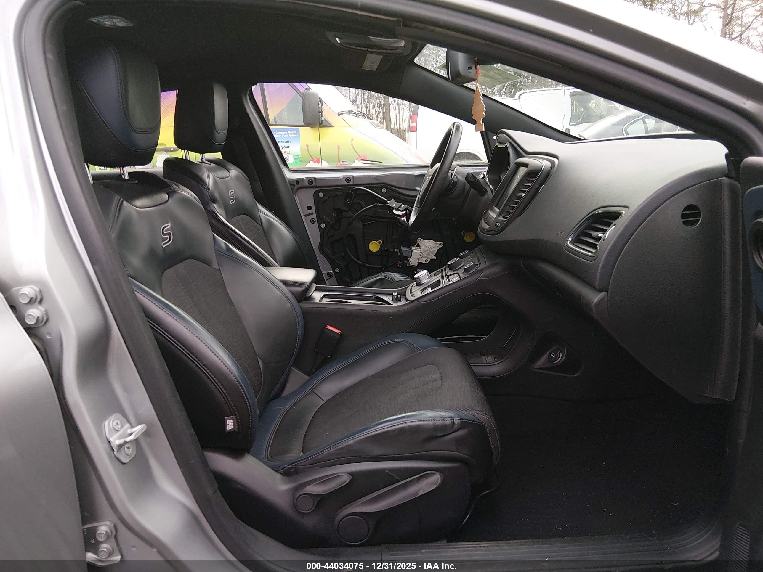 CHRYSLER 200 image 5